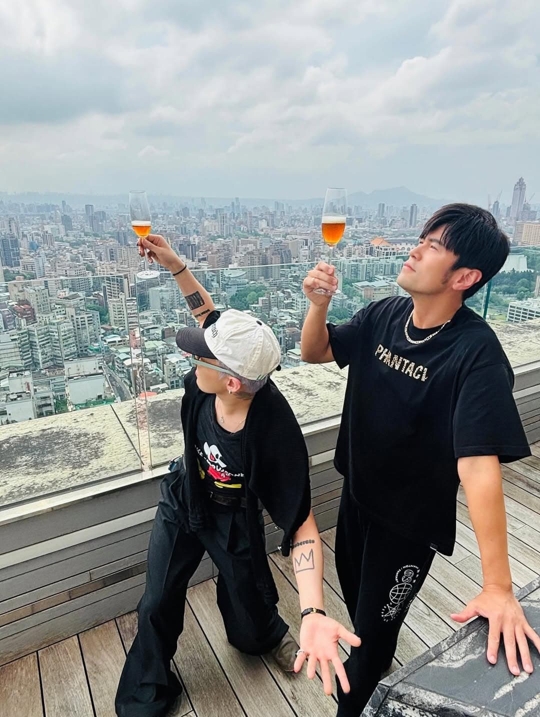 周杰倫和GD舉杯慶祝。(翻攝周杰倫IG)