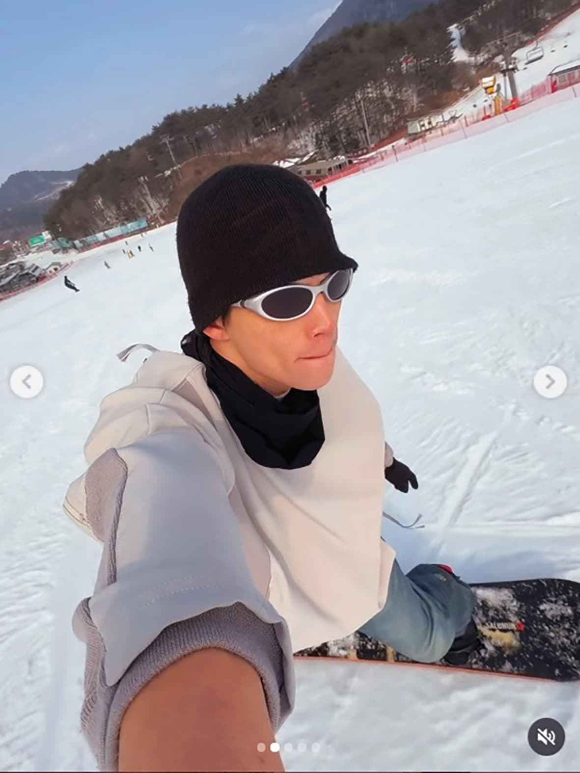 派偉俊在今年3月曾經上傳到韓國滑雪的畫面,不過多半都是自己耍帥的模樣。(翻攝自派偉俊IG)