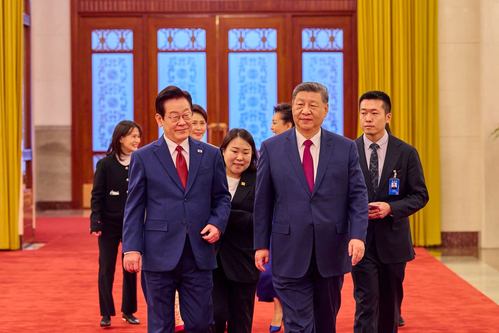 李在明日前訪問中國,才開心與中國家主席習近平熱絡互動。(翻攝自臉書@이재명)