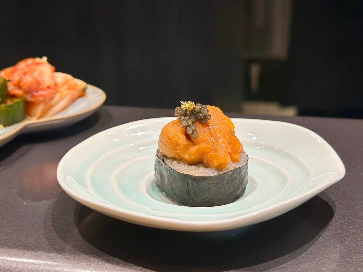 「生牛肉壽司卷」海膽口感綿密無藥水味,紫蘇香氣很加分。