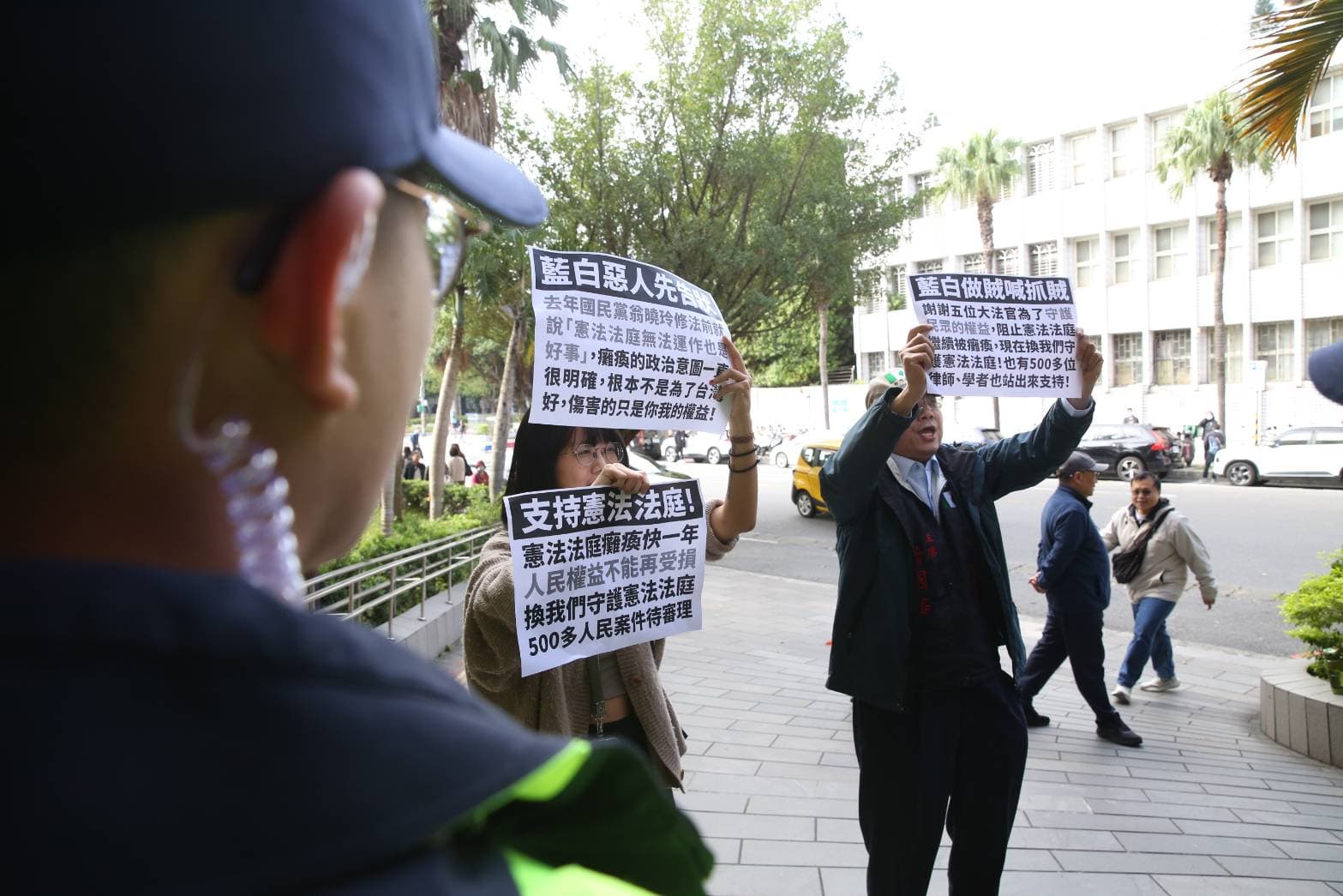 聲援憲法法庭的民眾來到北檢反嗆藍營立委。(鏡報董孟航)