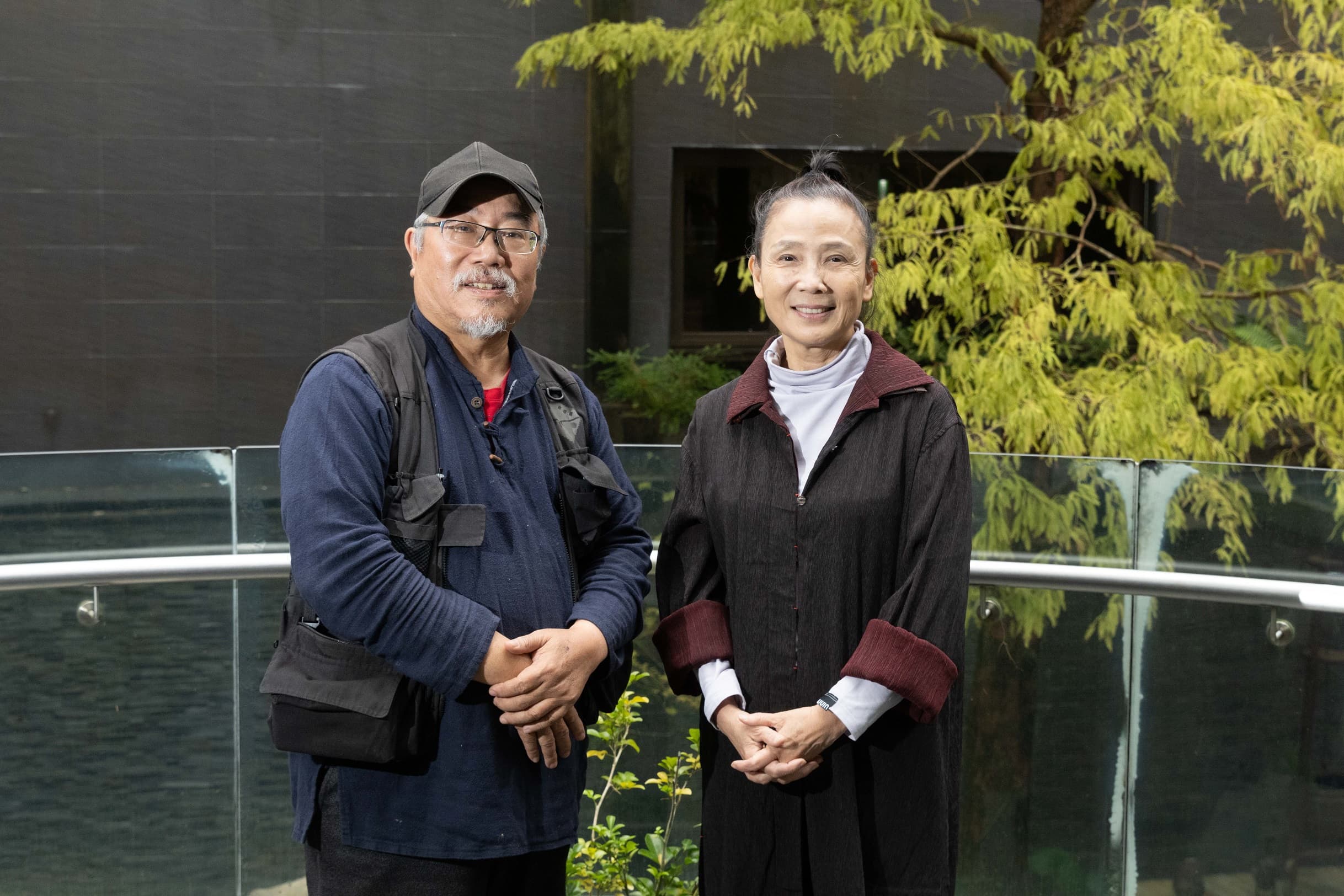 導演陳懷恩(左)在紀錄片中以表演創作為軸線,呈現「優人神鼓」創辦人劉若瑀(右)的表演觀。