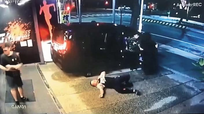 館長陳之漢5年前遭槍擊,行凶槍手被逮入獄後,鍾文智曾安排寶和會幹部多次入所探視。(翻攝畫面)