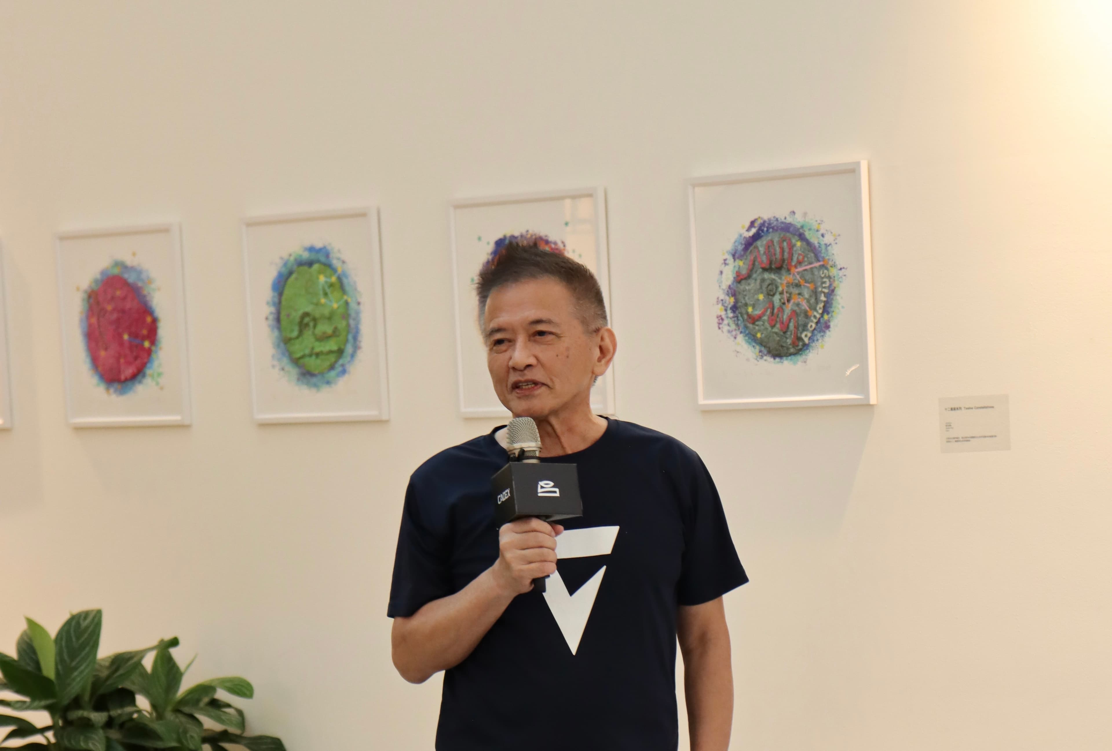 藝術家曾英棟致詞。(甘樂阿舍美術館提供)