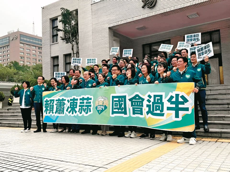 蕭美琴日前特地回立院娘家突顯民進黨衝刺國會選情的決心。(民進黨立法院黨團提供)