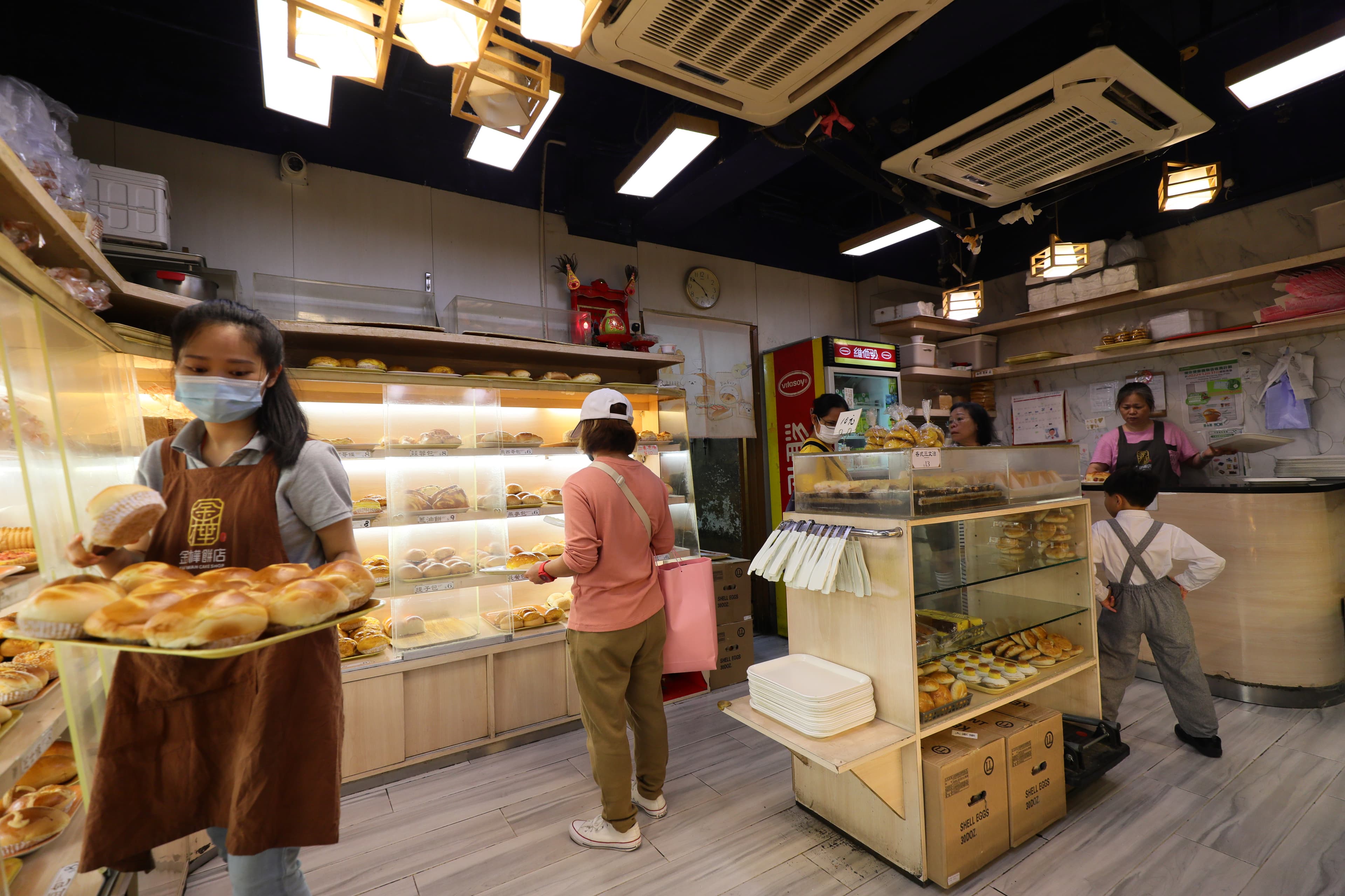 金樺餅店架上擺滿新鮮出爐的麵包,羅宋包、腸仔包,每一種都讓人好想買。