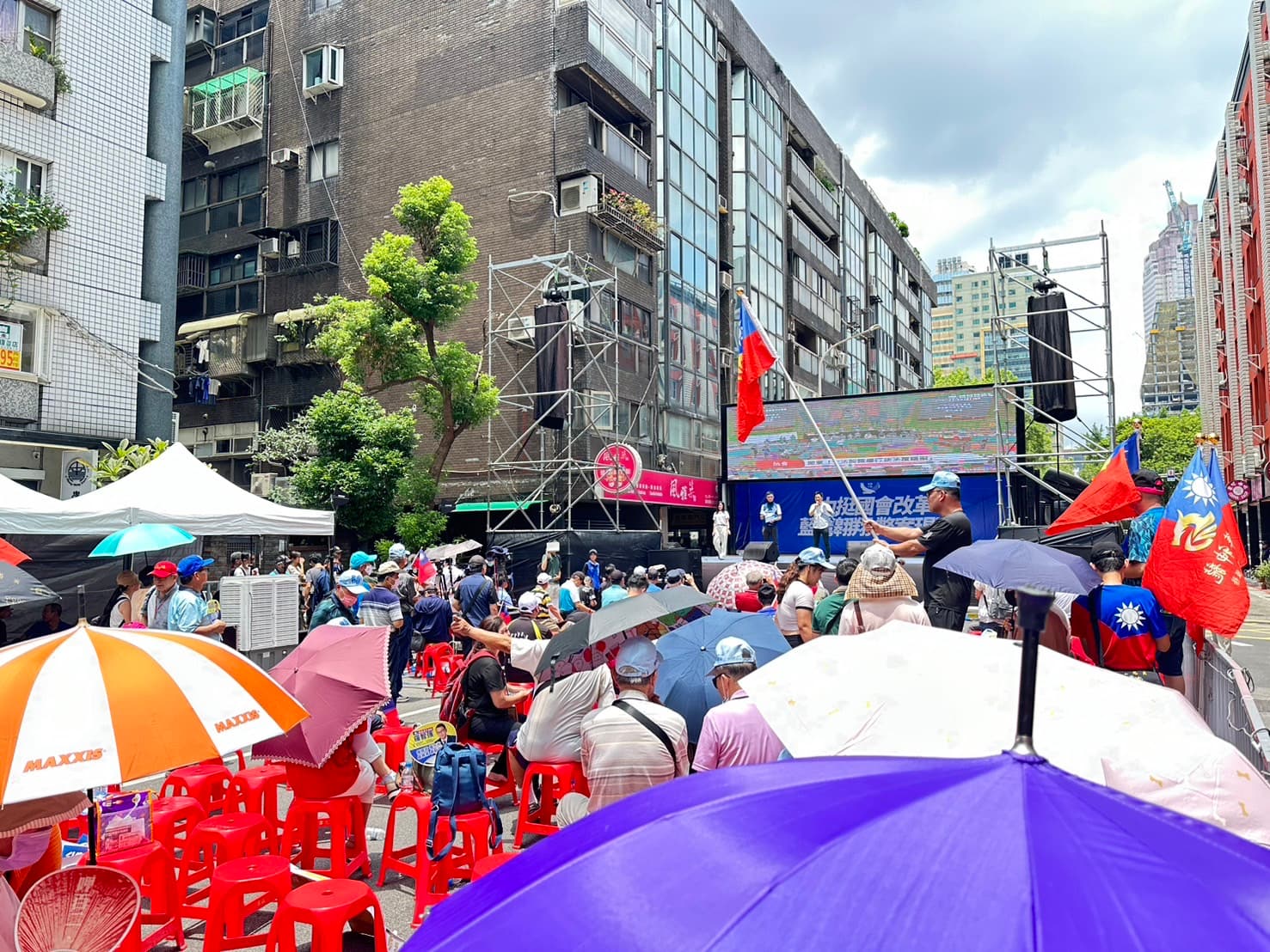 國民黨為反對行政院覆議案,動員「藍鷹」人力集結,與反對國會擴權的青鳥行動尬場。