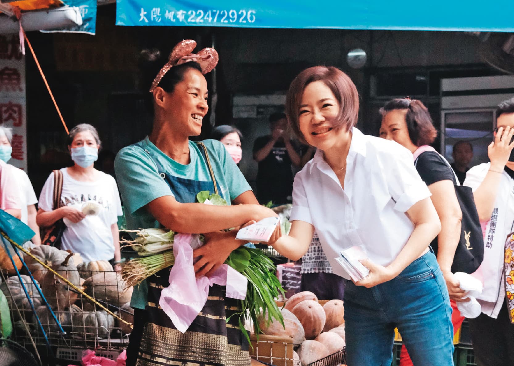 于美人 (右)在競選期間到市場掃街拜票,向民眾問候。(翻攝于美人臉書)