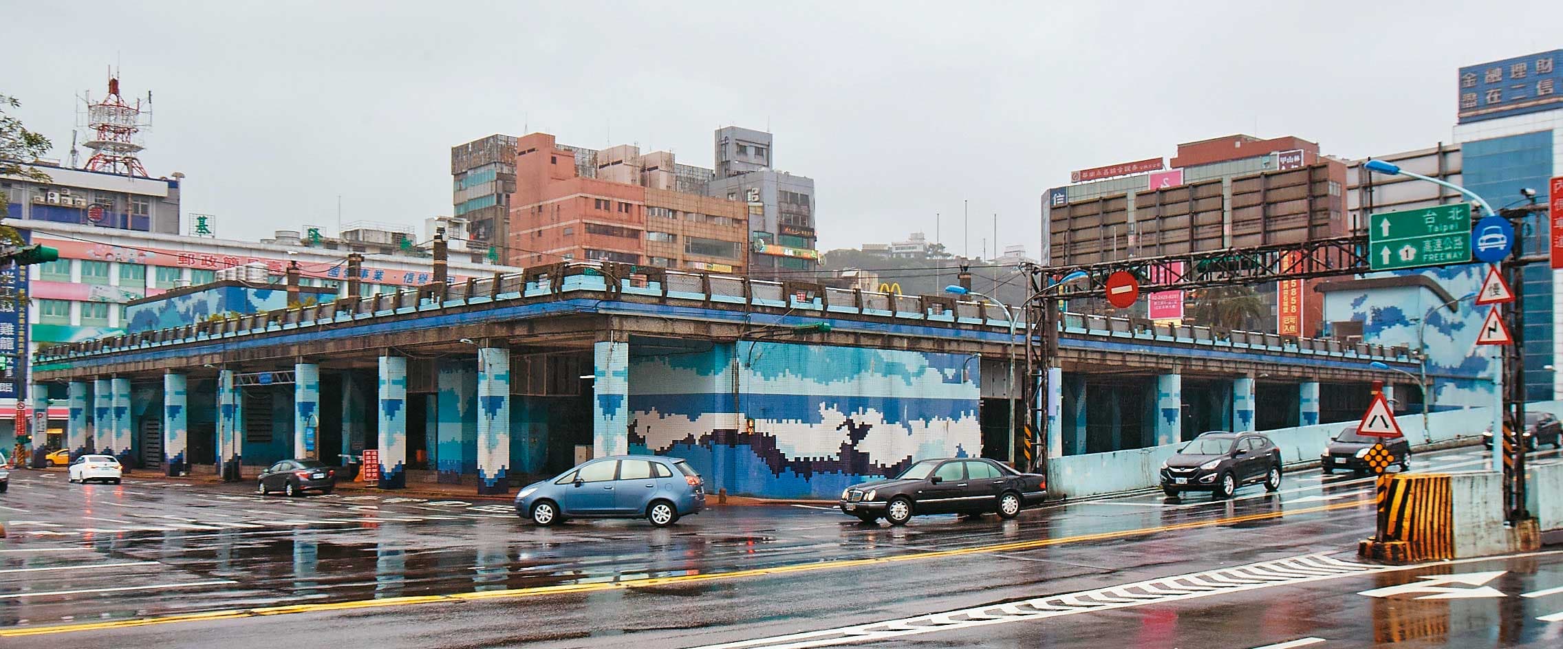 過去僅有一層樓高的東岸廣場利用率不高。(讀者提供)