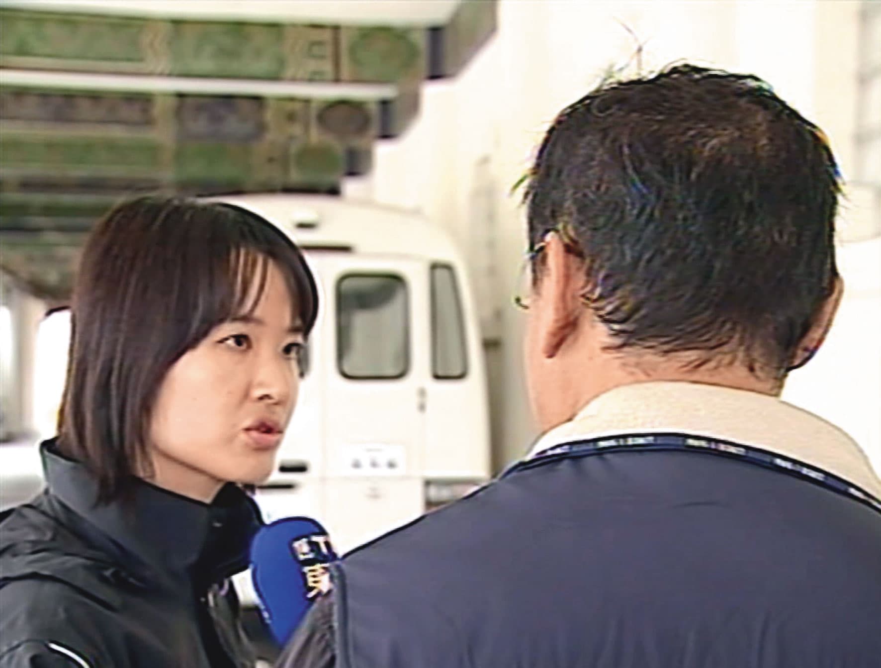 李女等人上網發問求助,恰巧被禮儀師阿偉(右)看到,並配合警方循線找到案發地。(東森新聞提供)