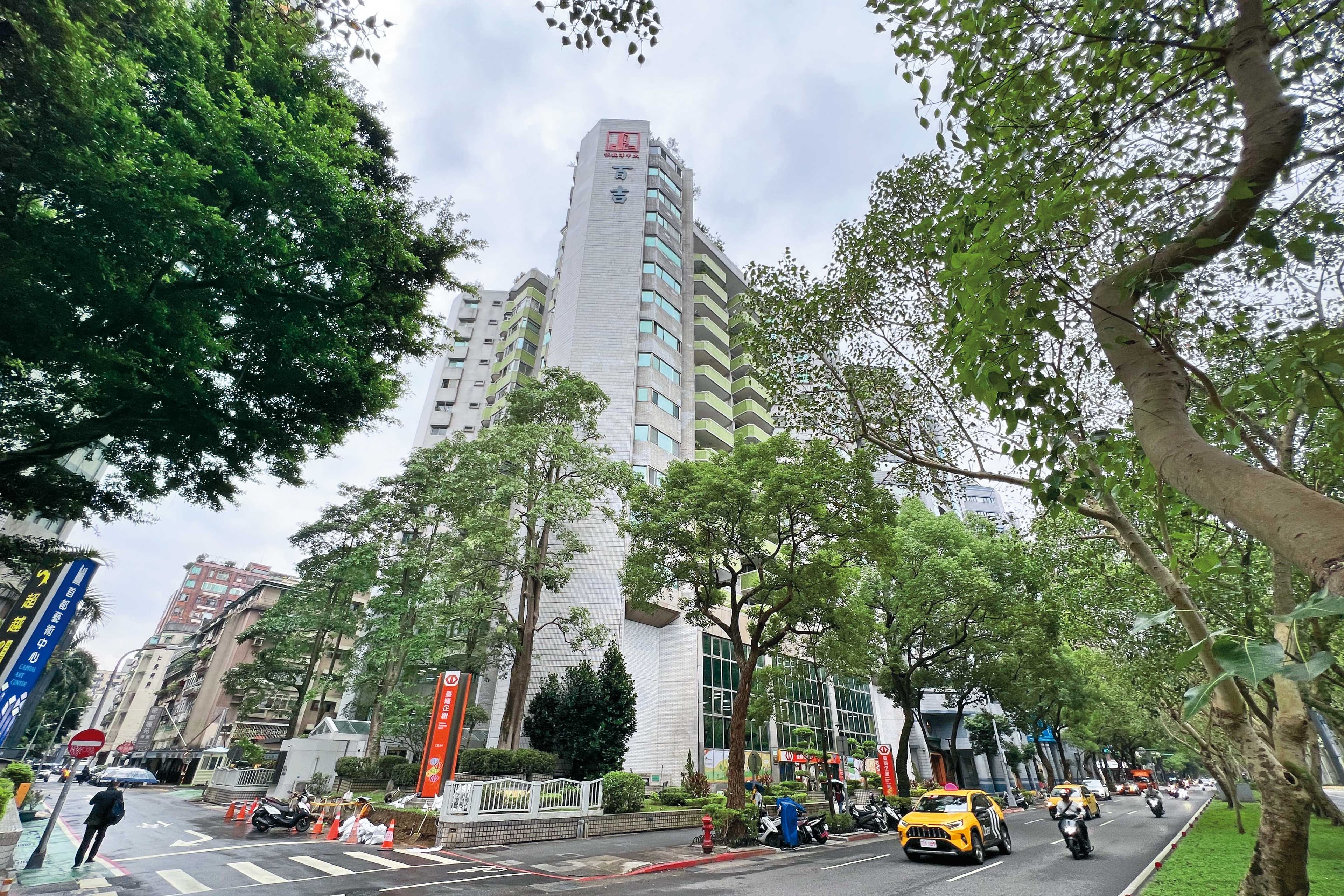 黃國昌昔日高喊居住正義,如今卻遭爆住在要價上億元的房子,出入還有建商提供的名車代步,正義人設已徹底崩壞。(鏡報李智為)