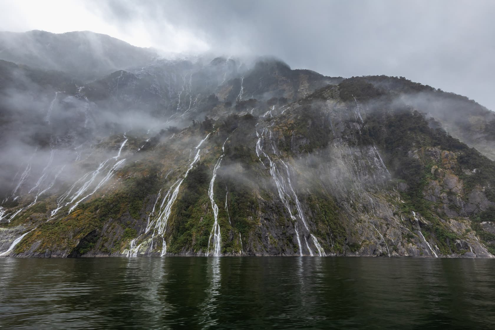 米佛峽灣裡從水面拔地而起的壯麗山峰與錯落的瀑布最引人入勝。