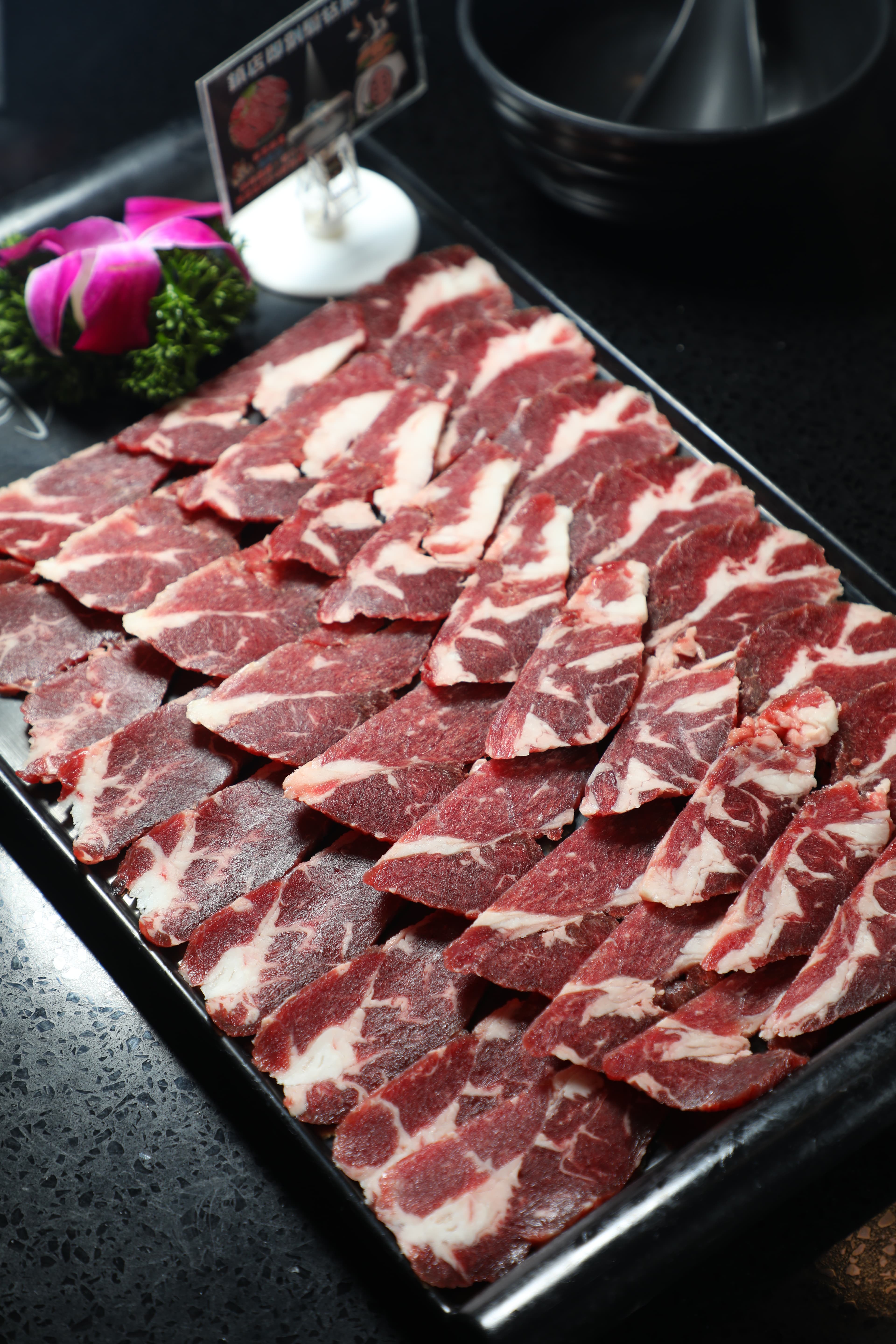 肉味濃厚的「鎮店即騸牯肥牛(邊抓位)」。(港幣398元/大份)