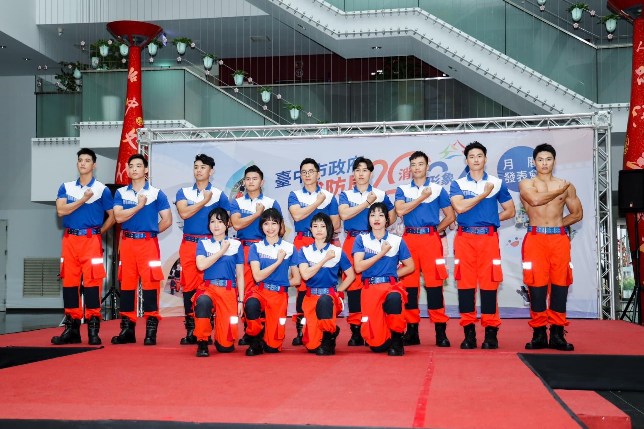 台中市「2024消防形象月曆」由9位男性以及4位女性消防員擔任形象大使拍攝。(台中市政府提供)