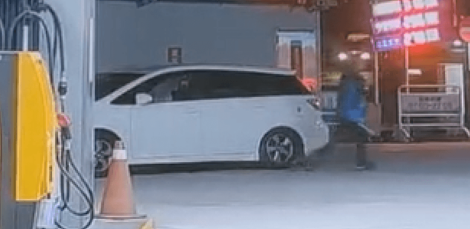 行為人從車內取出鐵條。(新北動保處提供)