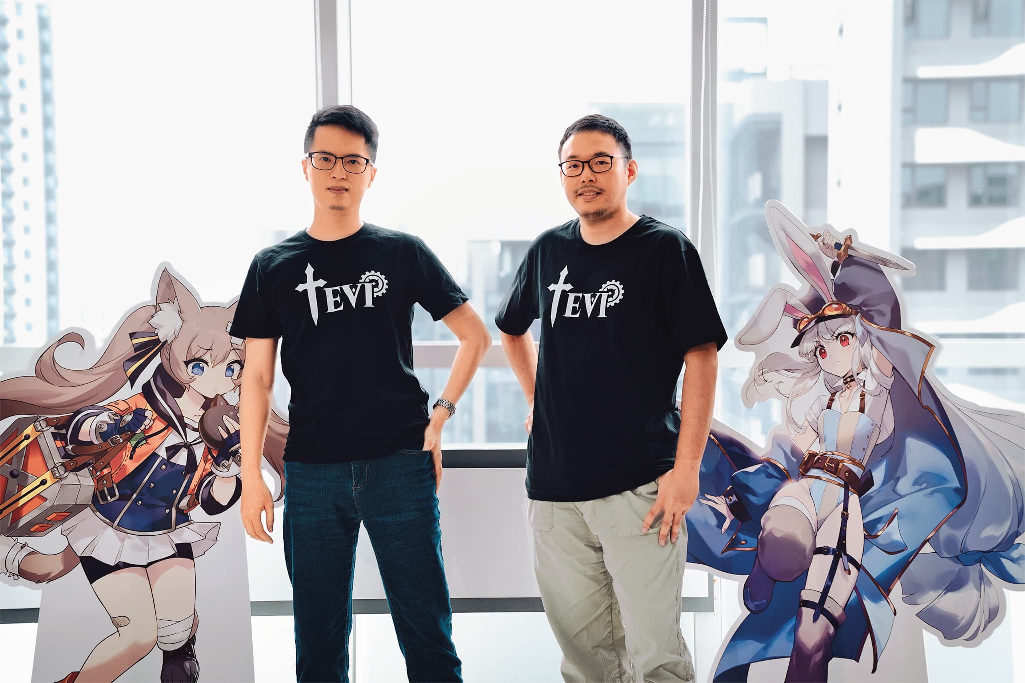 《TEVI》製作人Waero(左)負責規劃、監督開發專案,酷思特文創執行長David(右)擬定後續行銷策略。(酷思特文創提供)