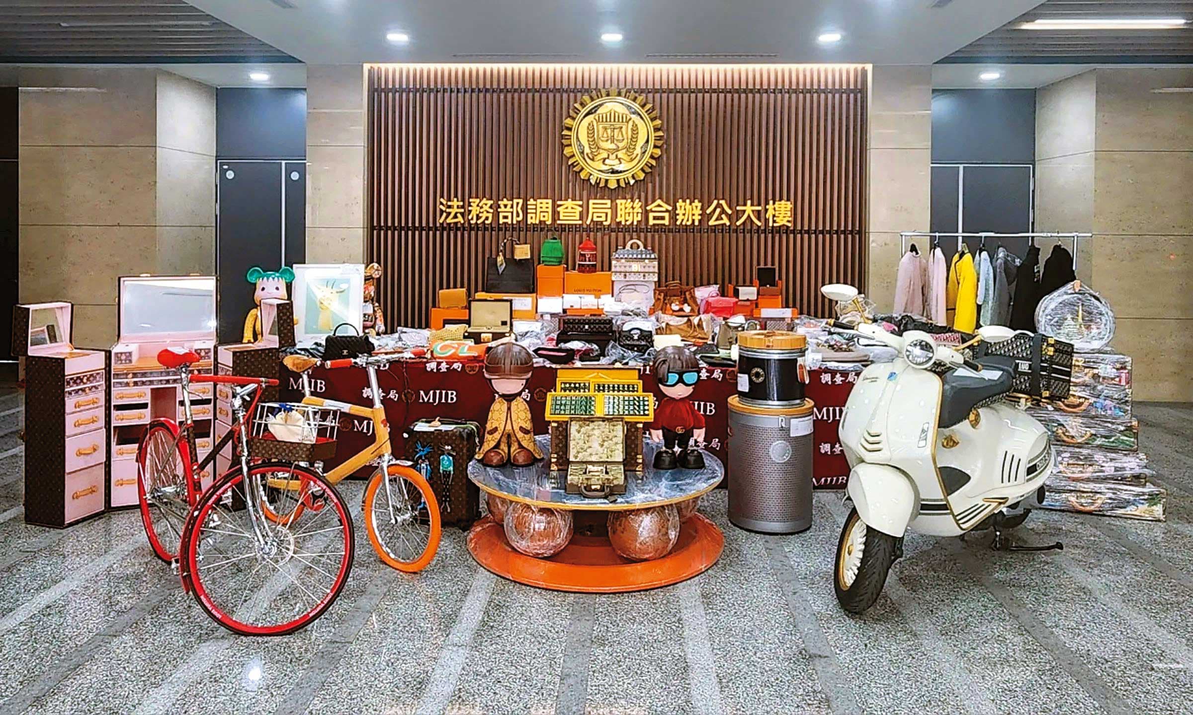 檢方認定羅佩雯犯罪金額逾56億元,吃喝玩樂全都是奢侈品,懷疑海外仍藏資產,已透過司法互助追查中。(調查局提供)