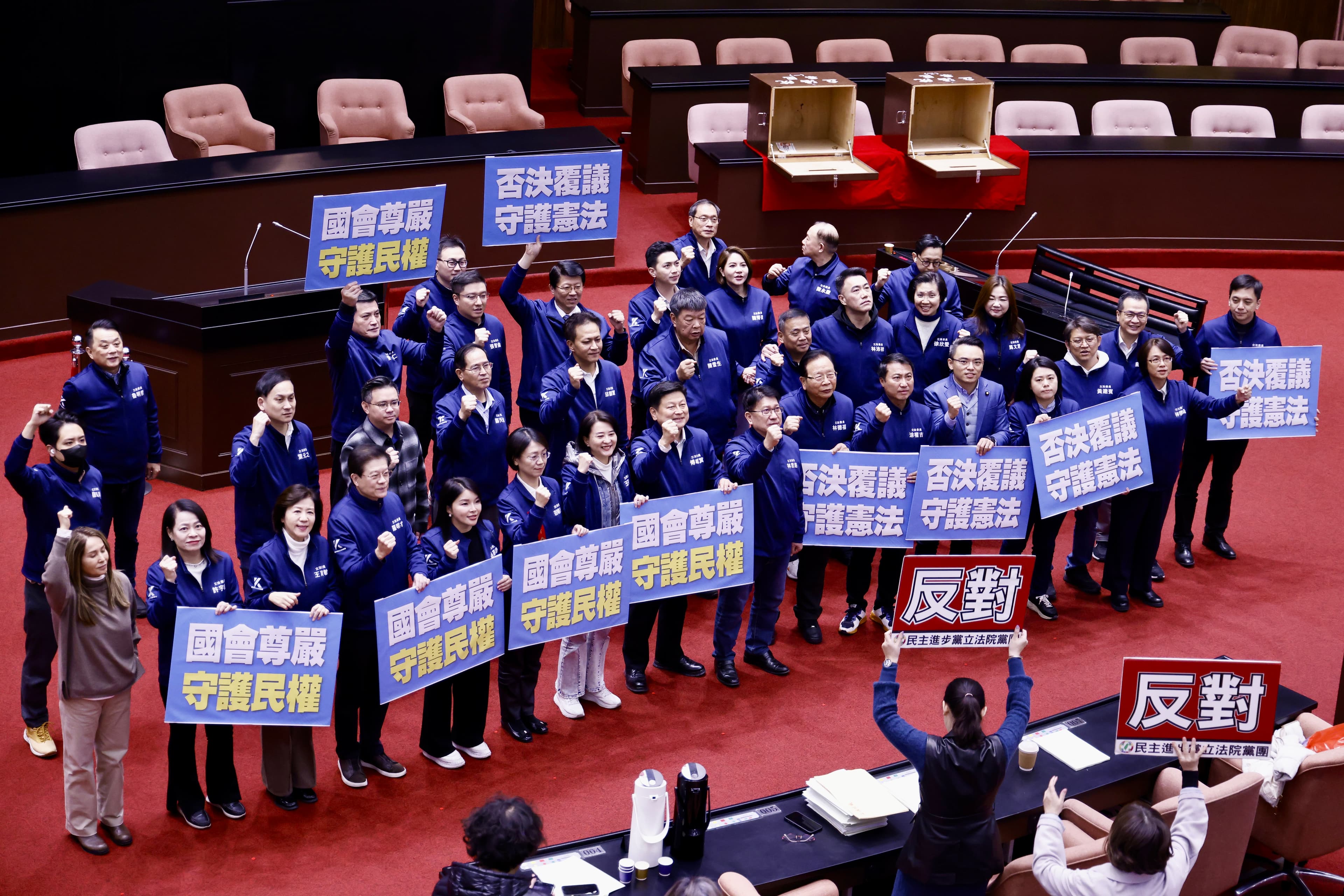 政院提出的《憲訴法》覆議案今天在立院遭在野以多數否決。