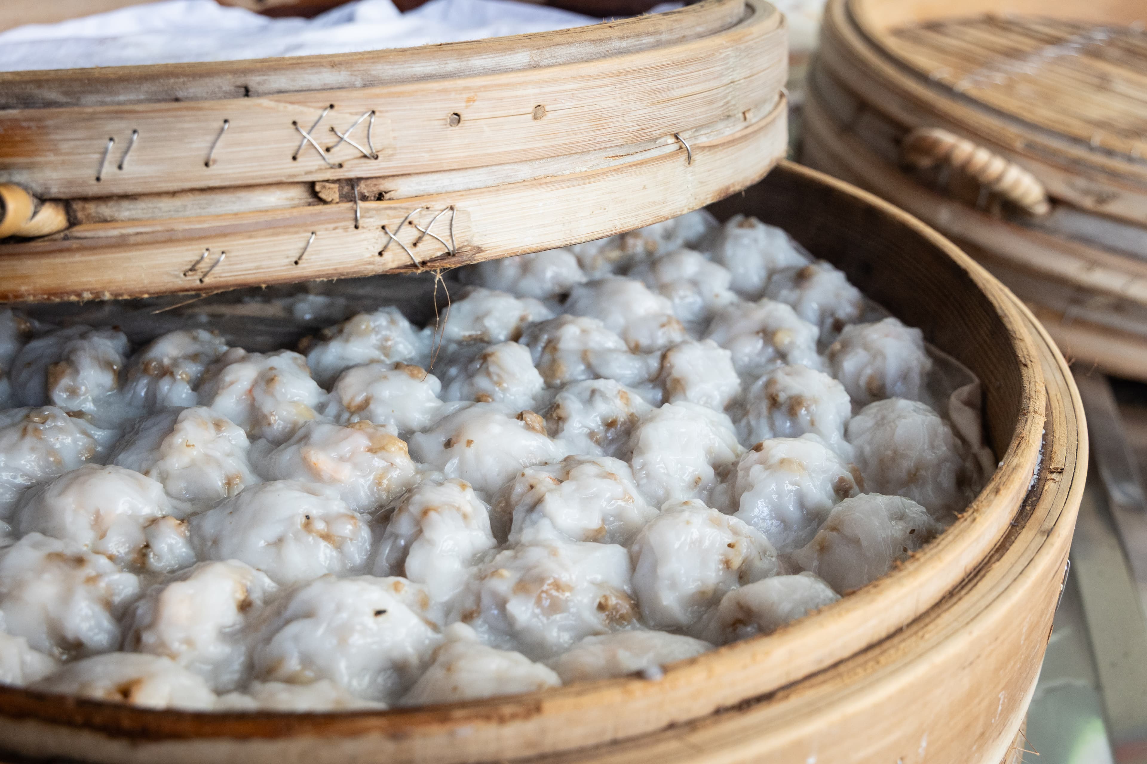 蝦仁肉圓一顆顆小巧玲瓏地鋪排在蒸籠裡。