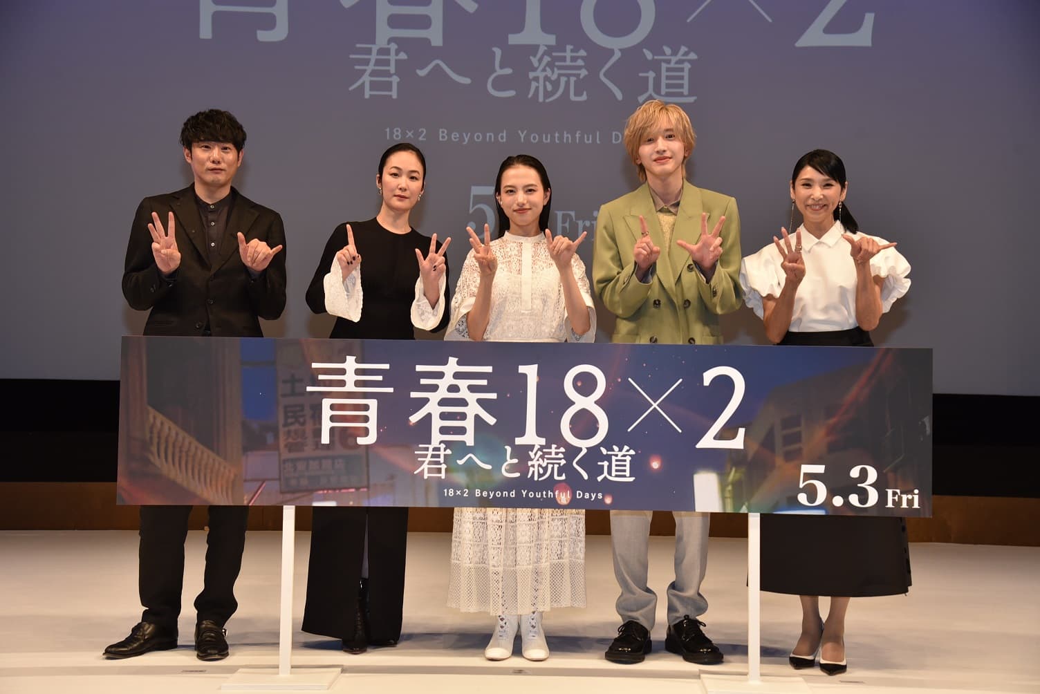 (左起)導演藤井道人、演員黑木華、清原果耶、道枝駿佑、黑木瞳 出席日本媒體活動。(翻滾吧男孩電影提供)