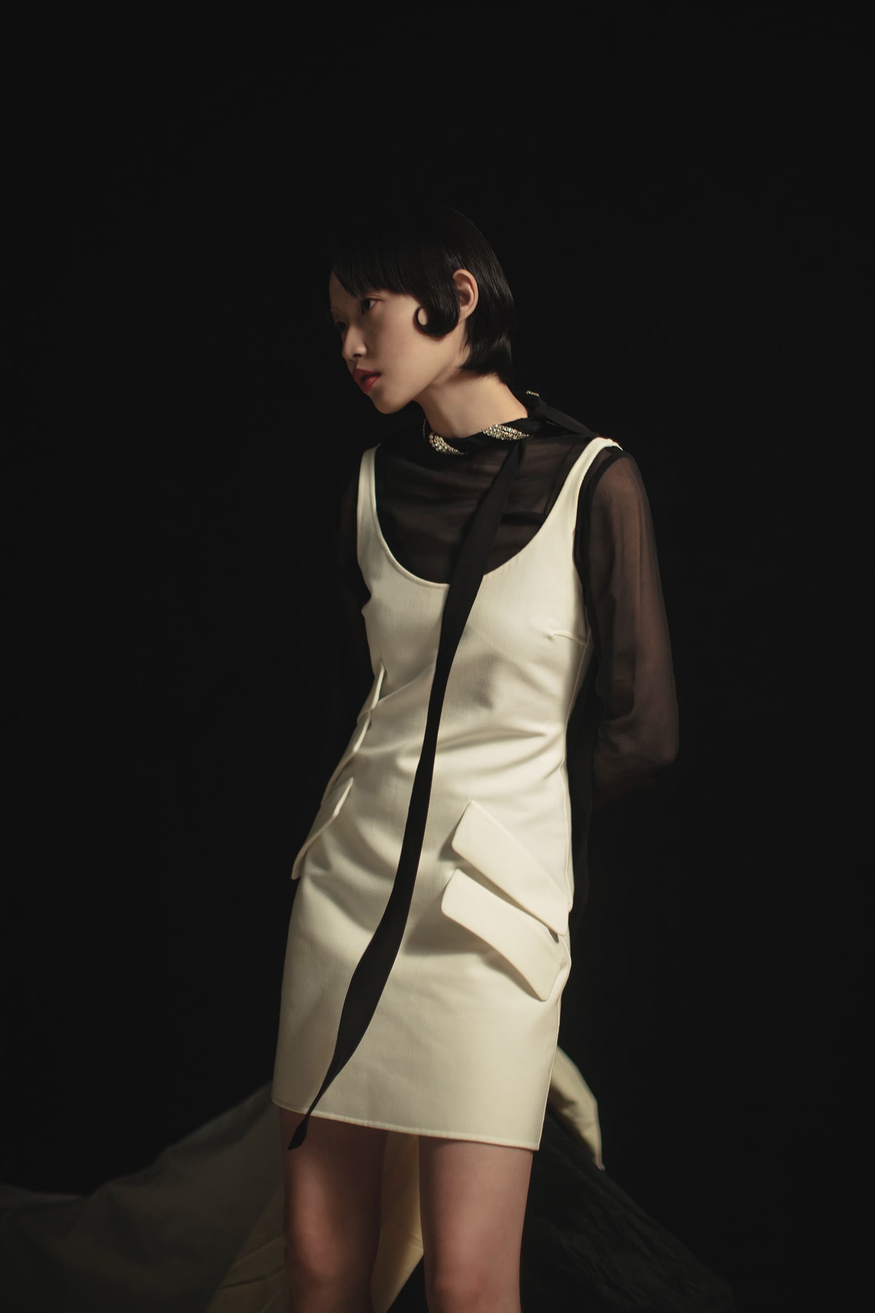 黑色紗質襯衫 NT$92,000 by GUCCI;白色短洋裝 NT$33,000 by VERSACE。