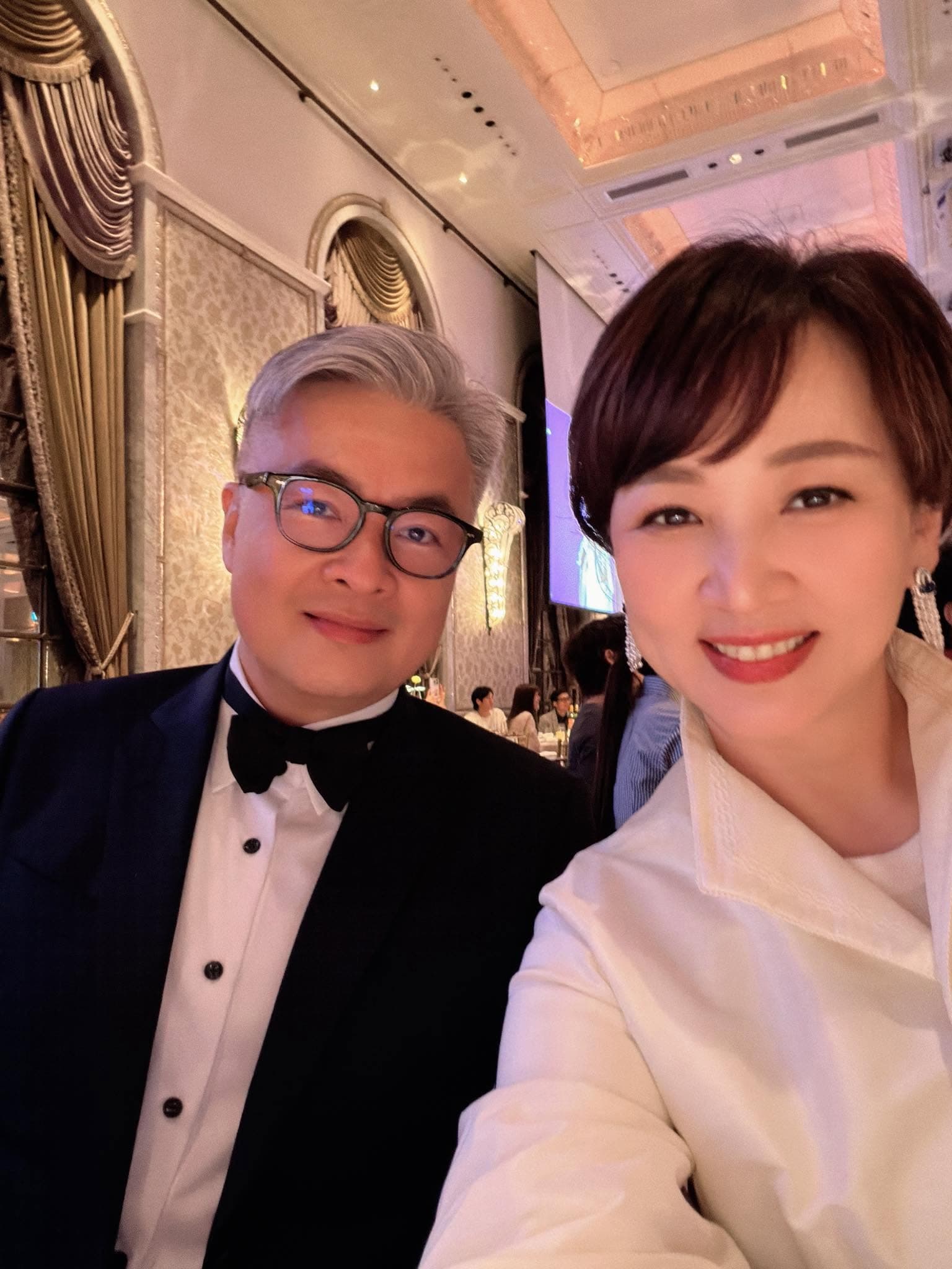 15歲就半工半讀分擔家計的郁方,嫁進斐儷珠寶陳氏家族後,雖然是豪門媳婦,依然很接地氣,甚至還能復出拍戲。(郁方臉書)