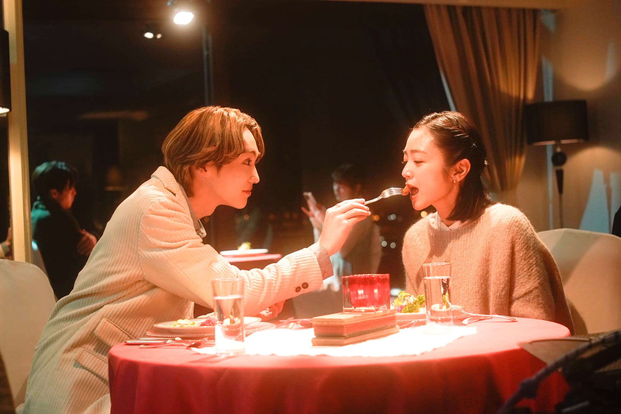 吉野北人(左)在《我的一夜騎士》勾搭人妻,夜遊橫濱瘋狂約會。(中影提供)