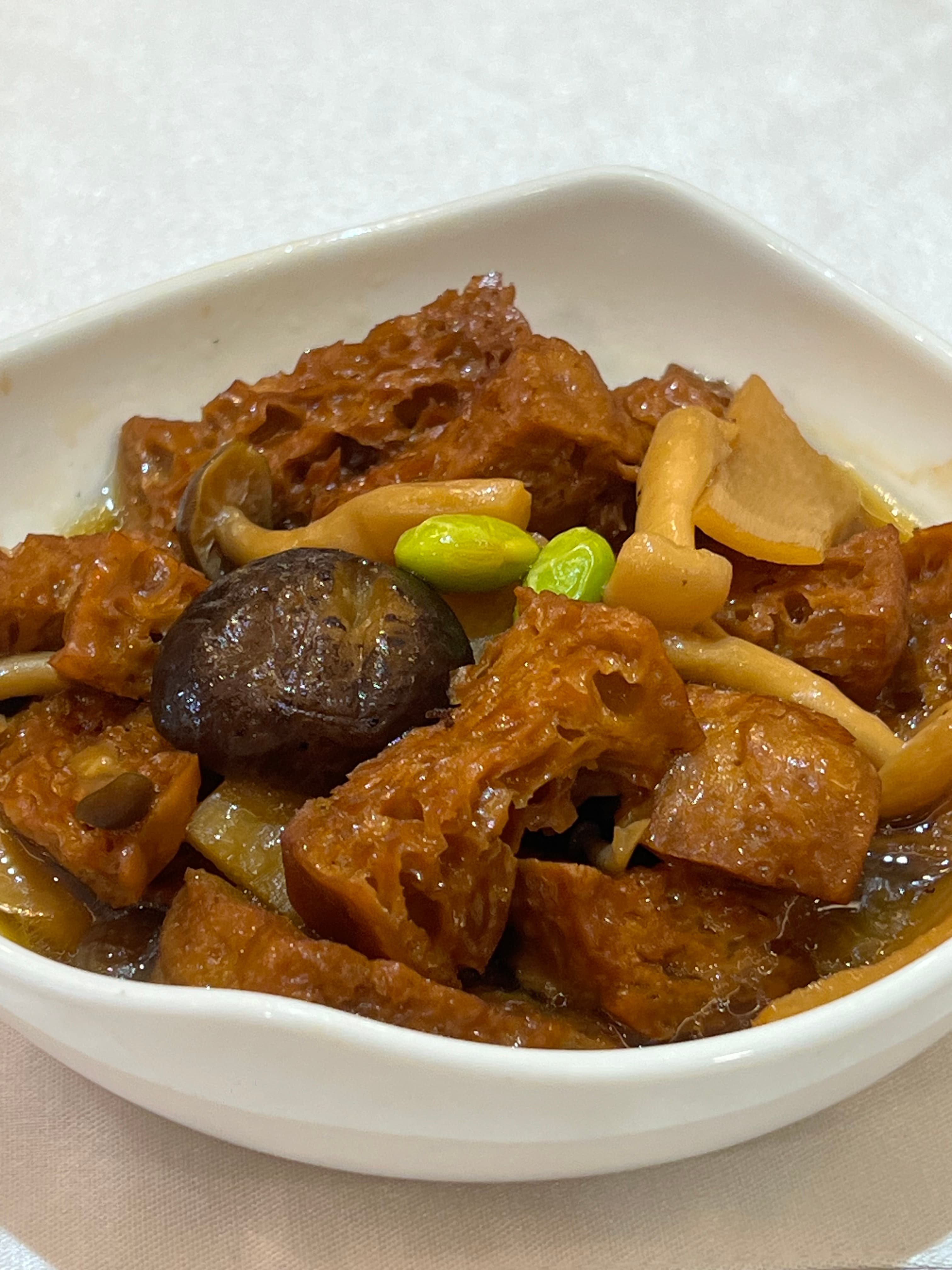 「烤麩」的鹹淡適口,上桌時仍帶著溫熱感。