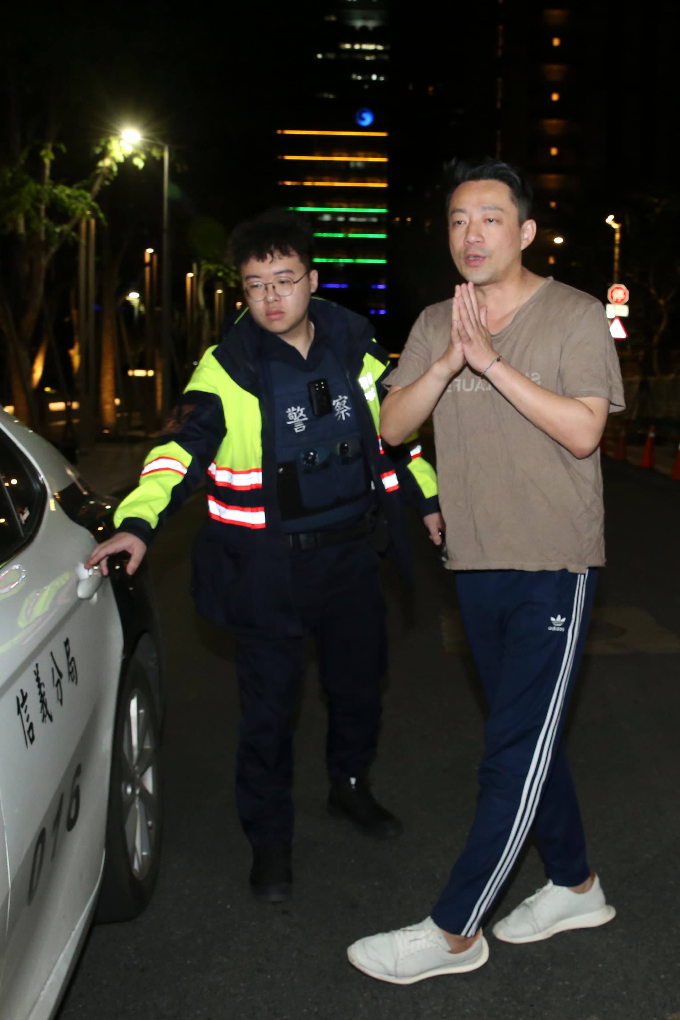 汪小菲(右)擅闖前妻大S的家,又緒激動赴警局要舉報大S,所穿的鹹菜上衣意外成焦點。
