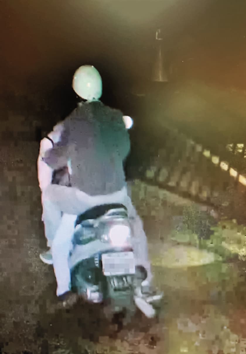 犯案後,凶手騎死者的機車運屍到山區,被監視器清楚拍下。(翻攝畫面)