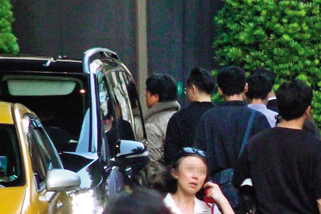 16:45 完成不到10分鐘逛大街般的側拍,新田真劍佑在眾人簇擁下又走回飯店。