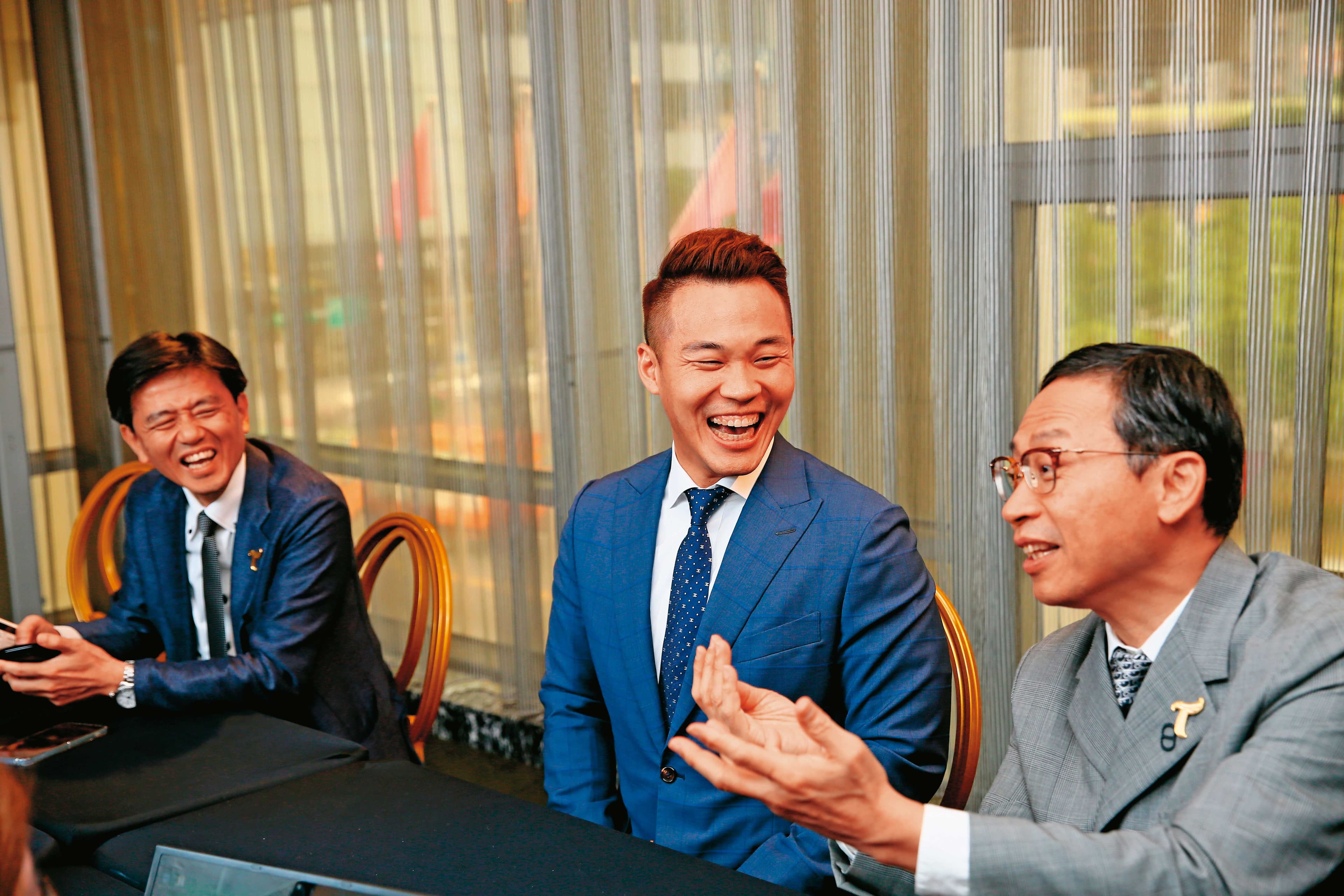 王柏融(中)返台加入中職接受本刊專訪,台鋼雄鷹隊對他寄予厚望。右為董座王炯棻,左為領隊劉東洋。