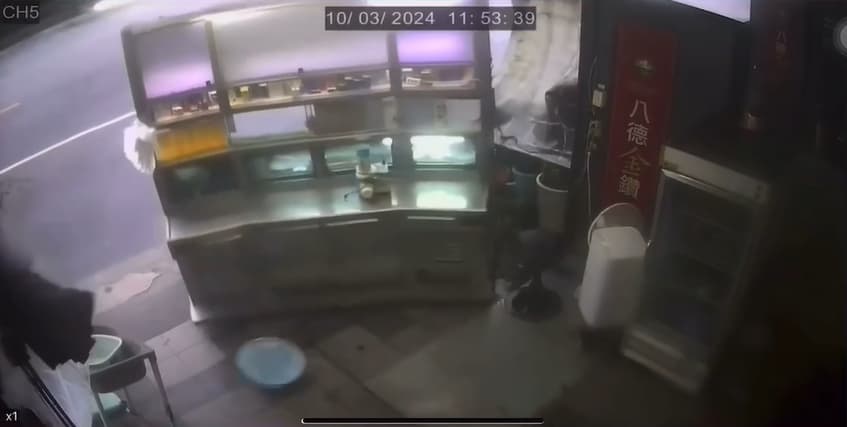 突然風勢越來越猛烈,檳榔攤位就開始位移。(翻攝自記者爆料網)