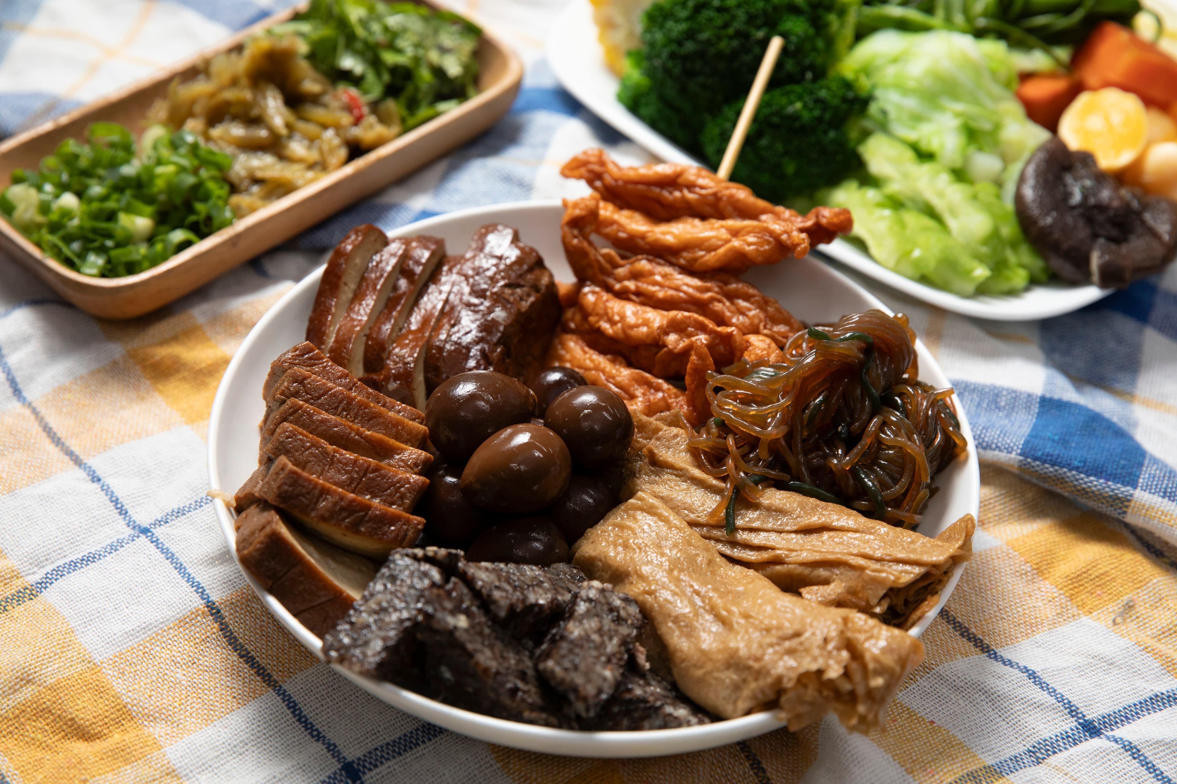 許阿淑掌握不同食材特性,滷煮時間不同,每樣皆入味。
