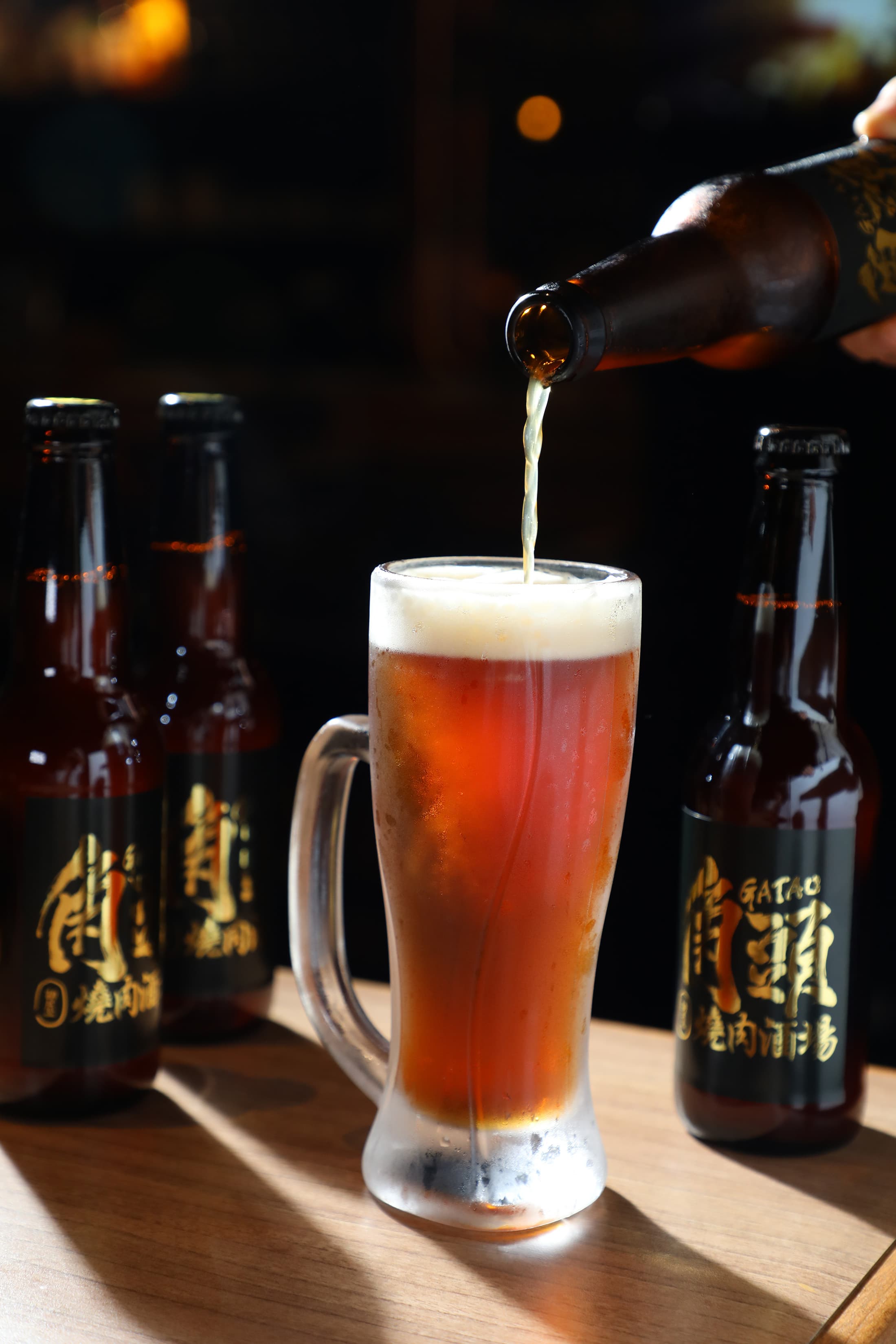 加入酸柑茶釀造的「角頭精釀啤酒」,喝起來有溫潤濃郁的柑橘與茶葉香氣,是店內的人氣飲品。(180元/瓶)