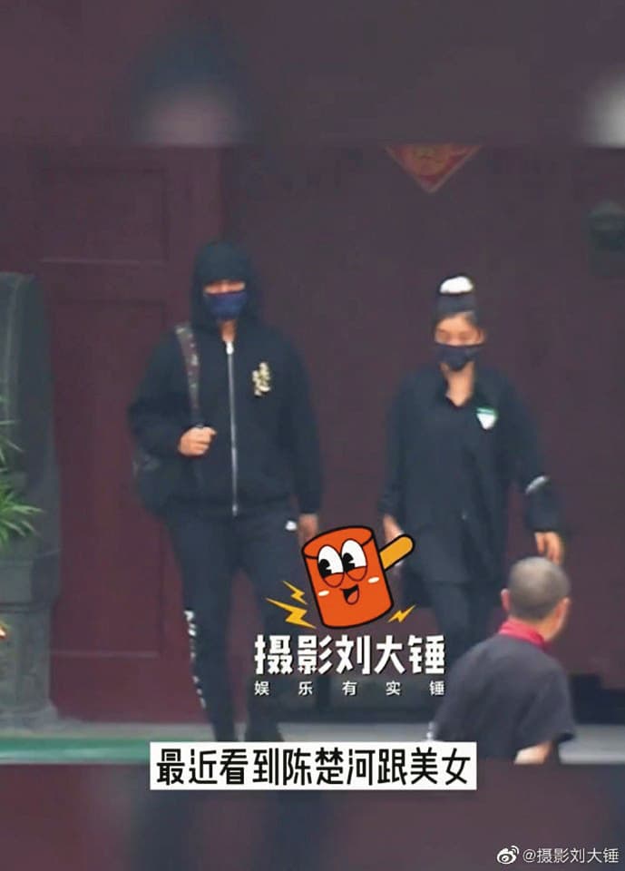 陳楚河(左)2022年被大陸狗仔拍到和美女從酒店步出。(翻攝自攝影劉大錘微博)