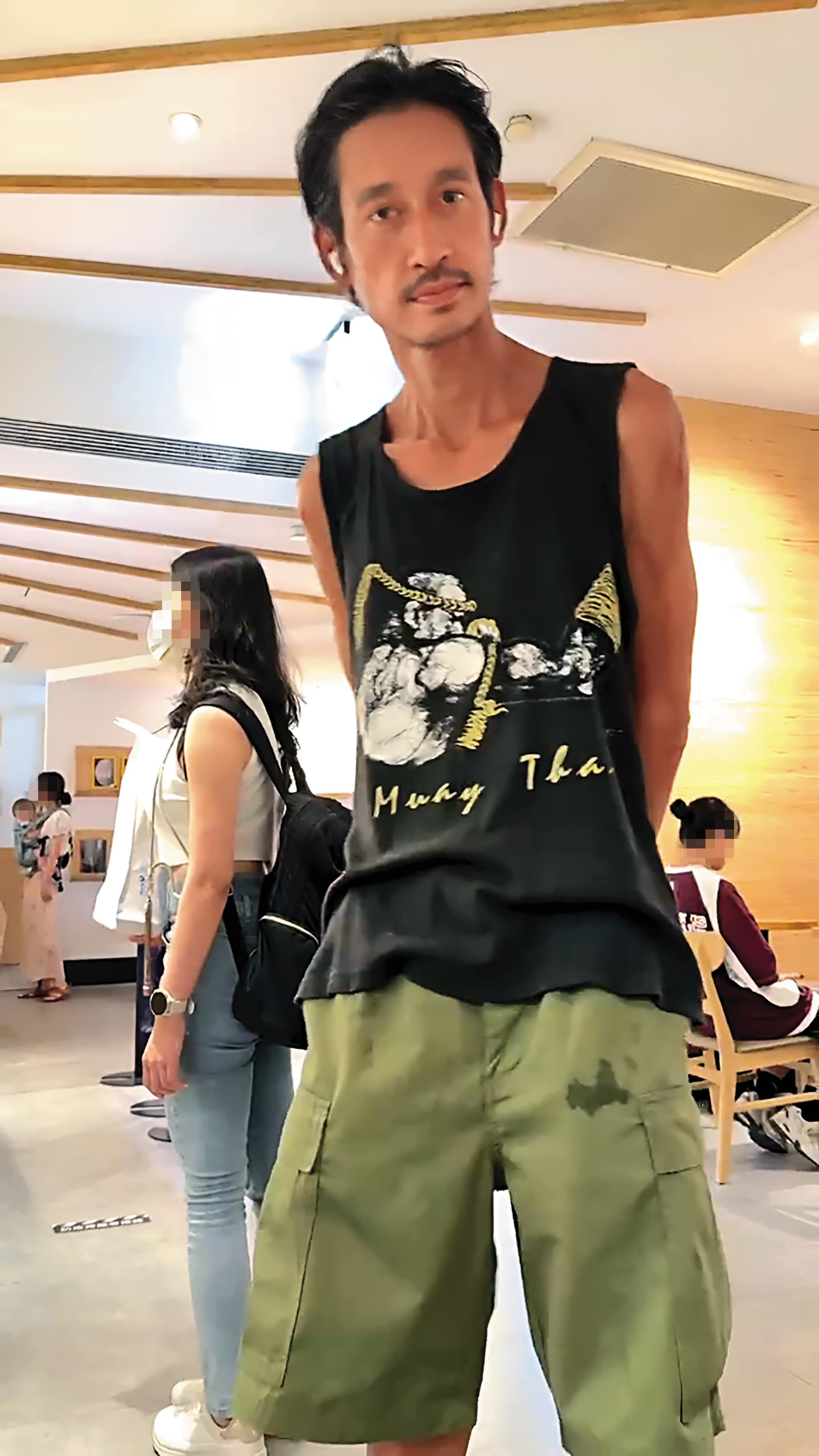 盯著櫥櫃裡餐點研究半天的唐治平,並沒有呼喚店員點餐。(讀者提供)
