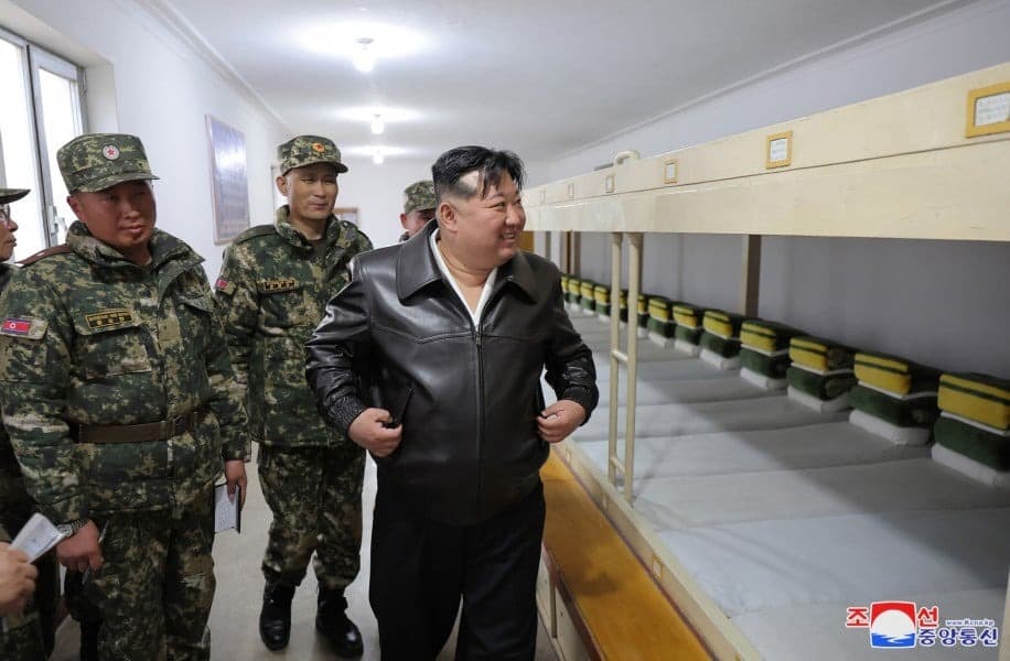 金正恩的瀏海垂下後,側邊的頭皮完全露出。(翻自gahalog.2chblog.jp)