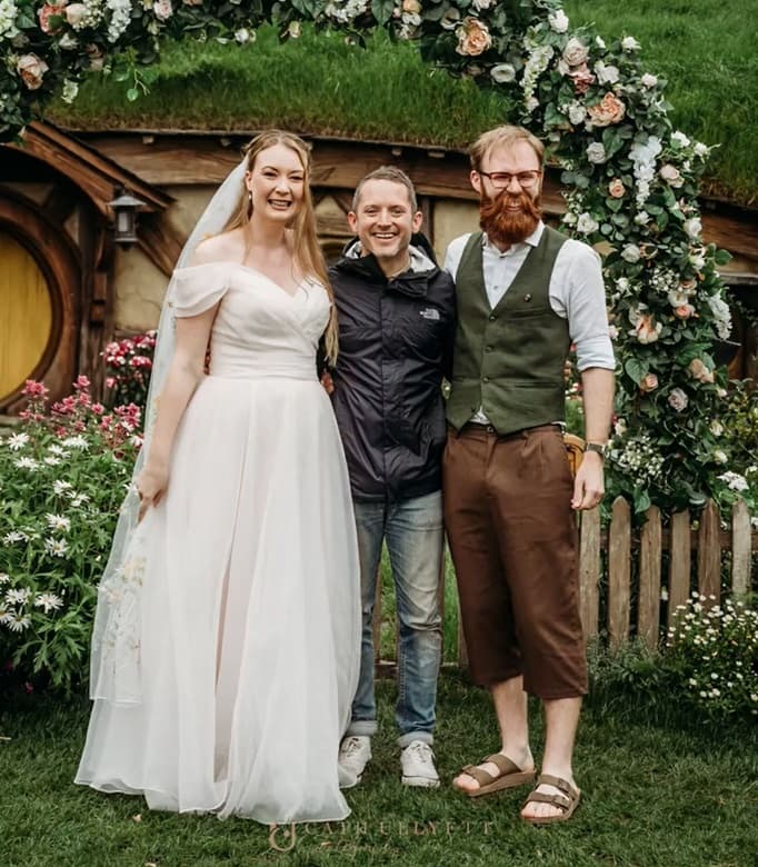 伊利亞伍德(中)驚喜現身新人的婚禮。(翻攝TikTok/@hobbitontours)