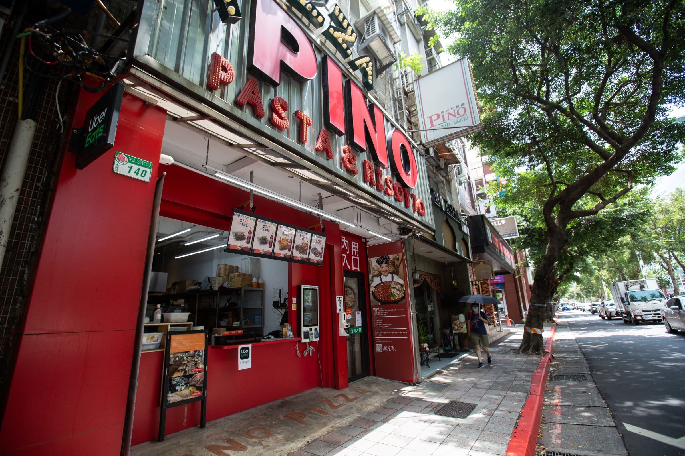 位於中山北路六段林蔭大道旁的Pino披薩餐廳,已在異國美食一級戰區的天母站穩了腳跟。