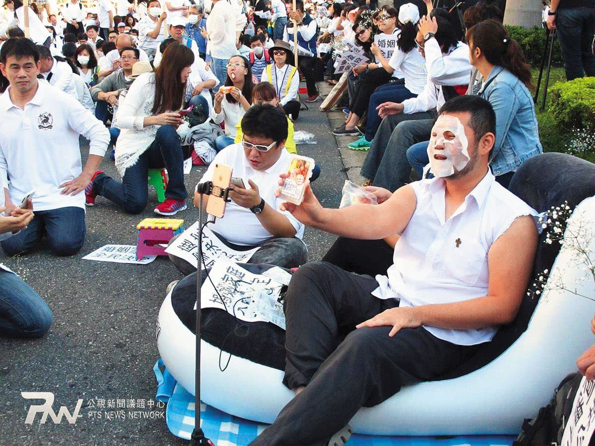 四叉貓(前右)對抗反同團體不走尋常路,故意搞怪奪版面,但不主動製造衝突。(翻攝四叉貓臉書/公視新聞)