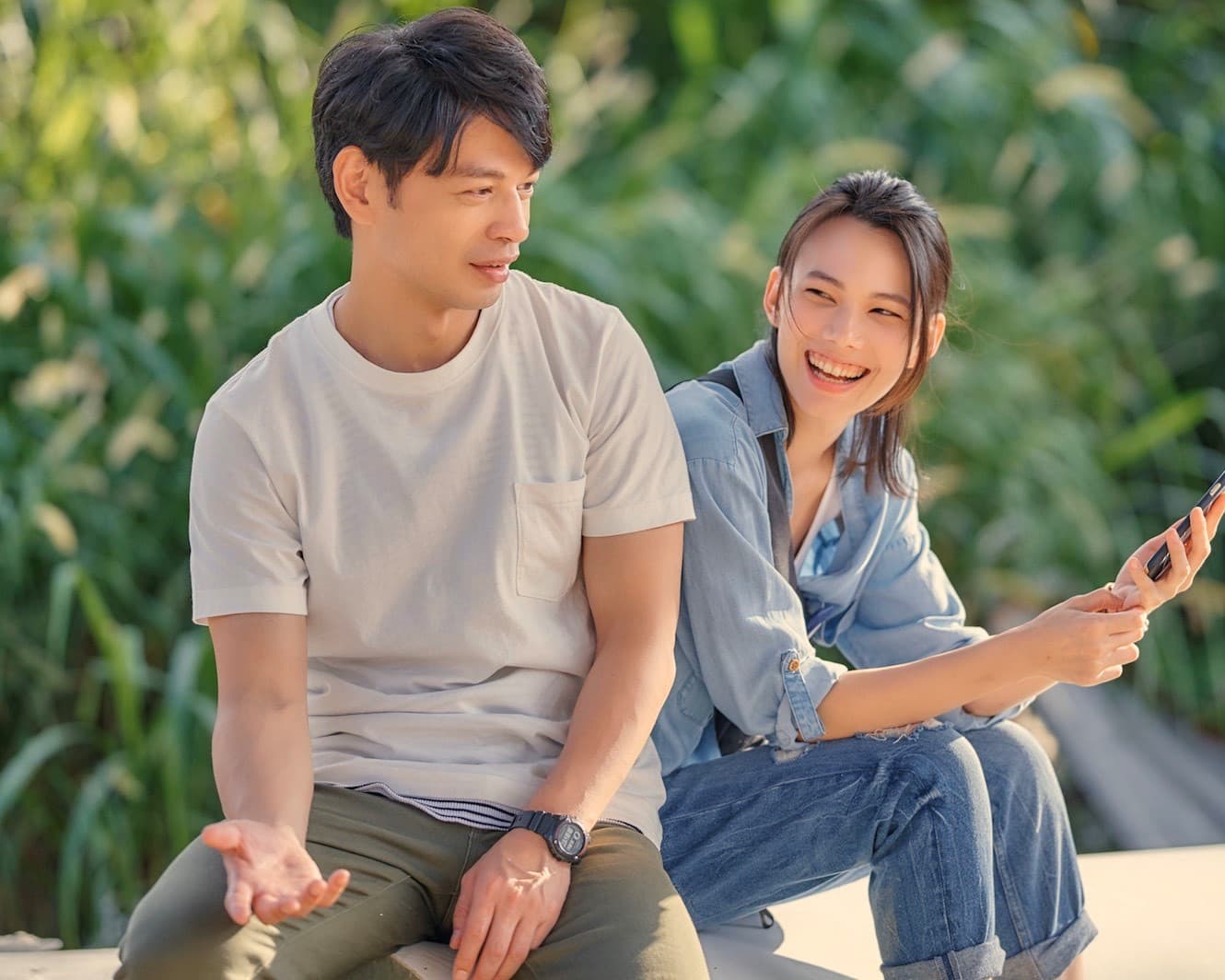阿Ken(左)在自編自導自演電影《練愛iNG》中與紀培慧(右)同台演出。(翻攝自台灣電影網)