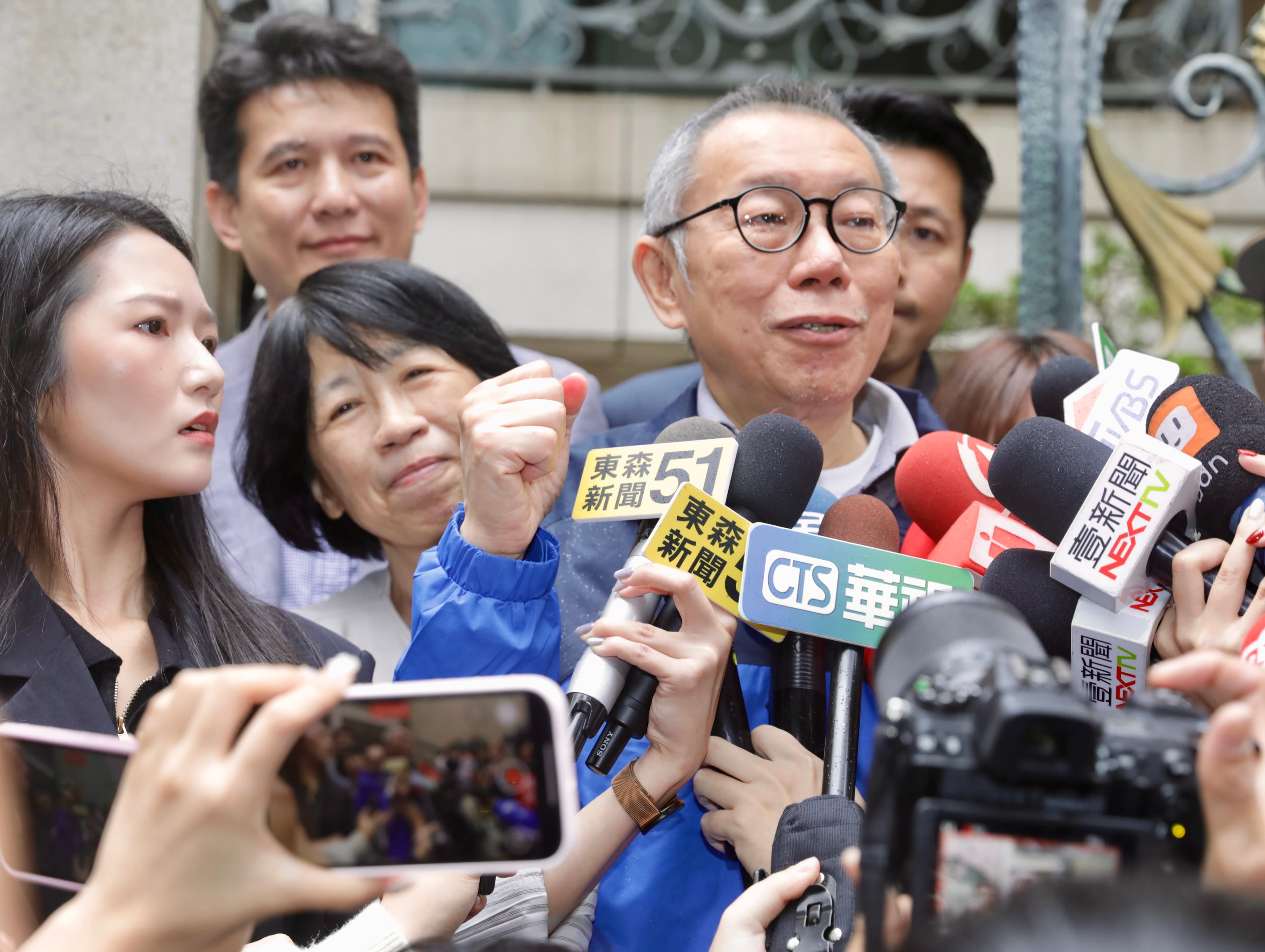 柯文哲今交保返家,妻子陳佩琪緊跟在旁。