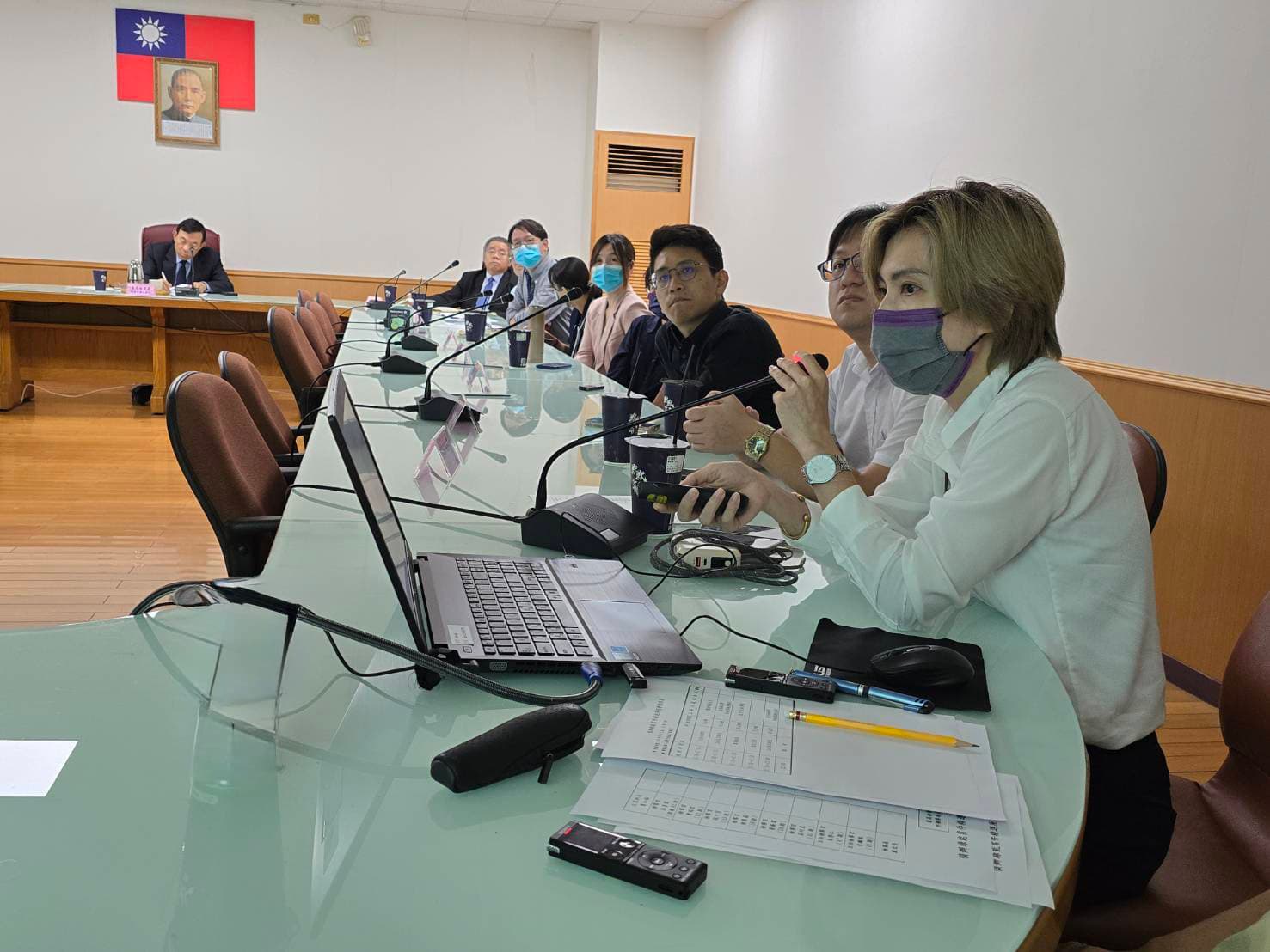 檢察總長邢泰釗專程前往雲林地檢署嘉勉辦案團隊打擊綠能蟑螂績效卓著,致贈「台灣之鷹」擬真動物模型給承辦檢察官,並感謝辦案明察秋毫如鷹眼,摘奸發伏迅敏如鷹擊。(最高檢提供)