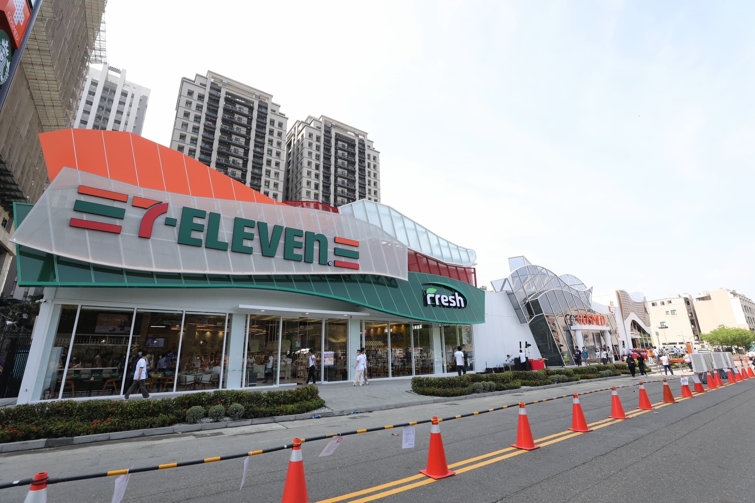 「Par K* Avenue」由7-ELEVEN、康是美、星巴克與統一精工等四大事業組成,給人全新的消費體驗。
