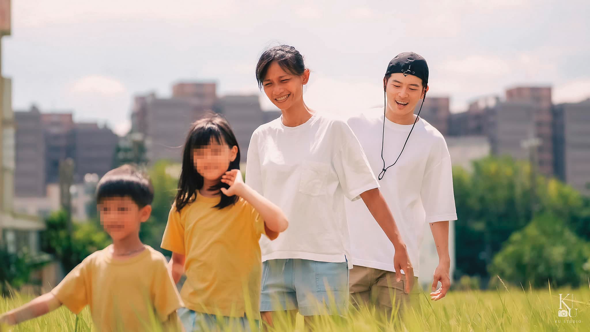 為了小孩教育,宥勝(右一)和妻子慈惠(右二)5年前移居清水。(翻攝自宥勝臉書)