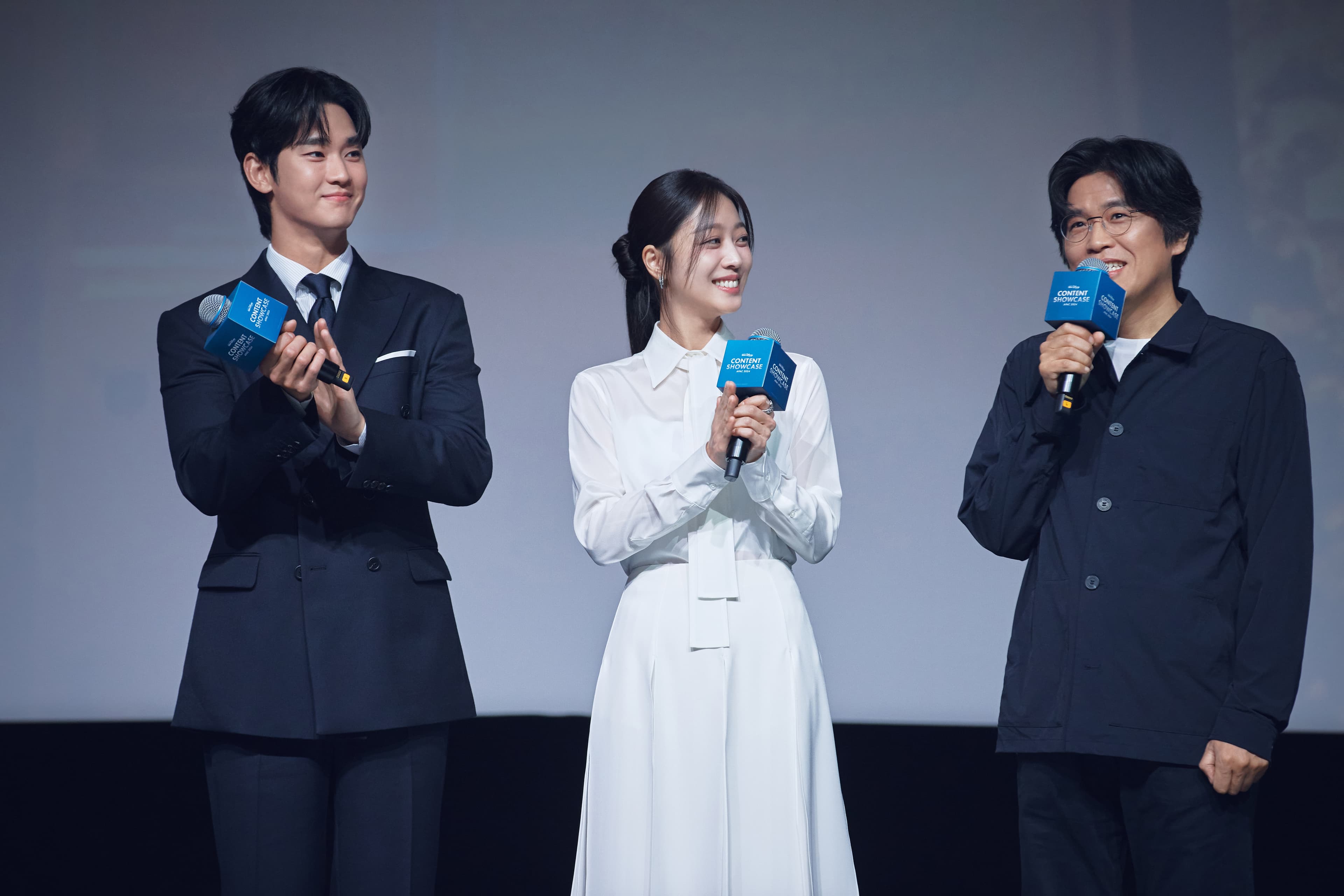 金秀賢(左起)、趙寶兒與導演朴賢錫去年11月曾出席「2024 Disney APAC Content Showcase」,為新劇《山寨人生》造勢。(Disney+提供)
