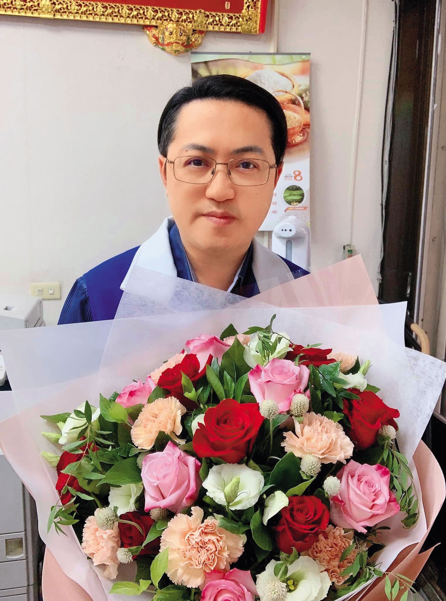 梁為超曾在情人節時送花給妻子秀恩愛,還在臉書PO文,如今卻爆出已離婚。(翻攝梁為超臉書)