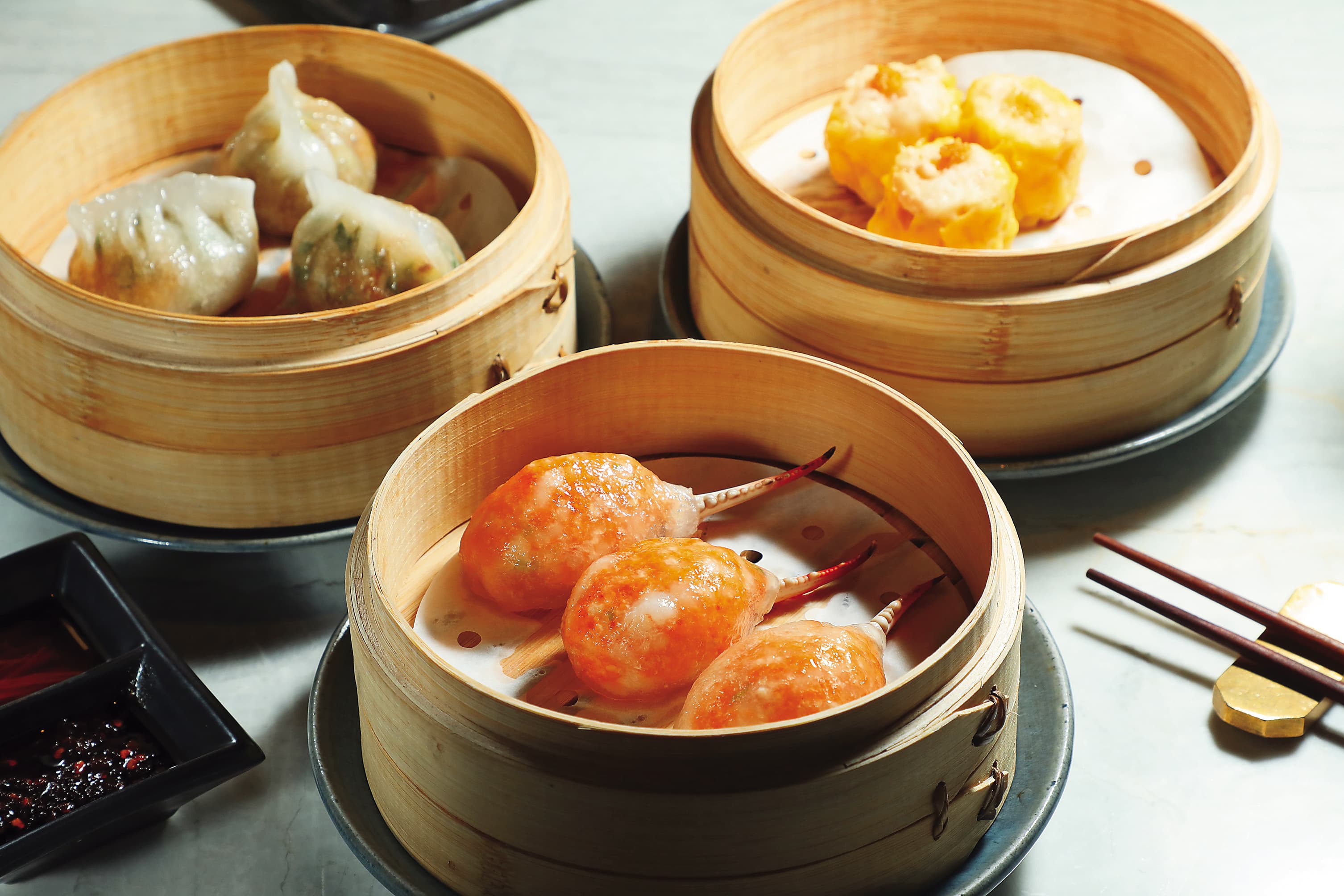 「鮮蝦蟹鉗餃」(前)是卅二公館的招牌點心,在早午餐中也有供應,「潮州粉果」(後左)、「燒賣」(後右)也很美味。