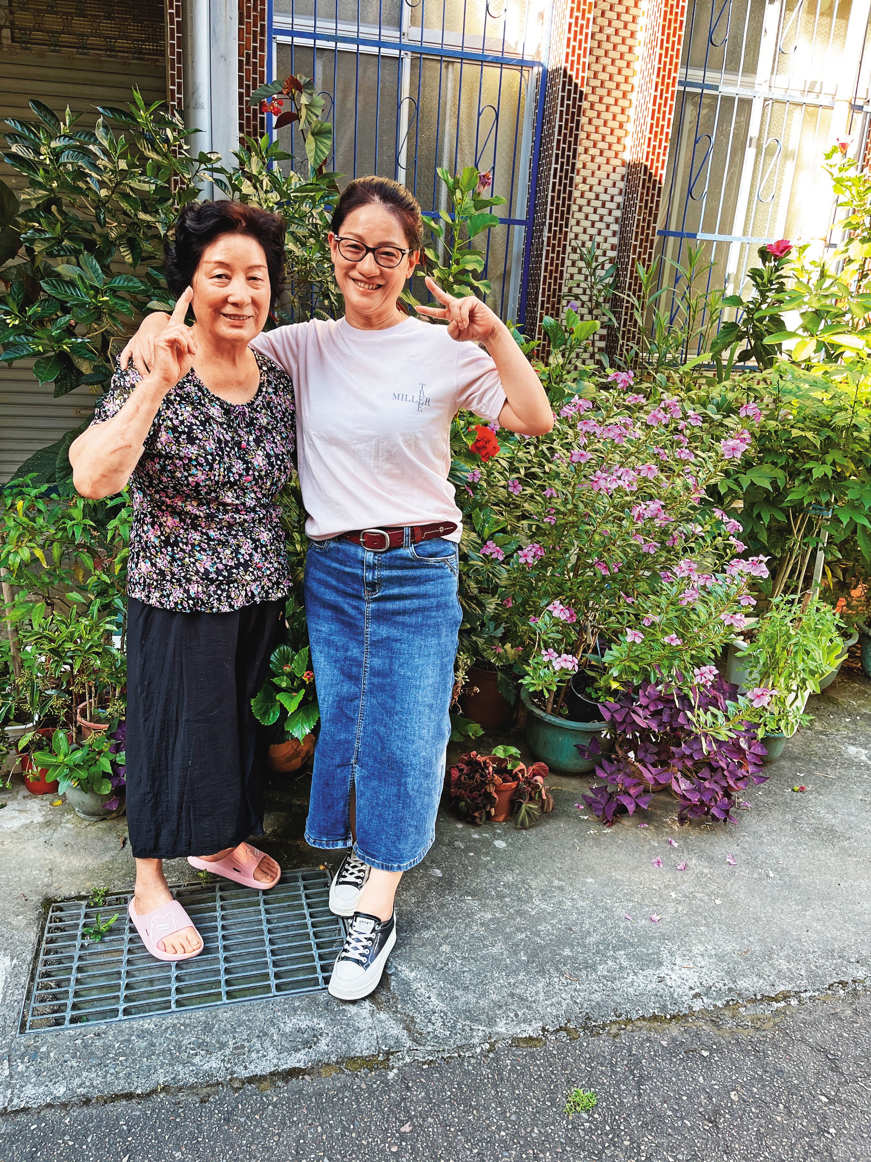 Nicole(右)的媽媽(左)86歲,這幾年都會到台東拜訪女兒。(Nicole提供)